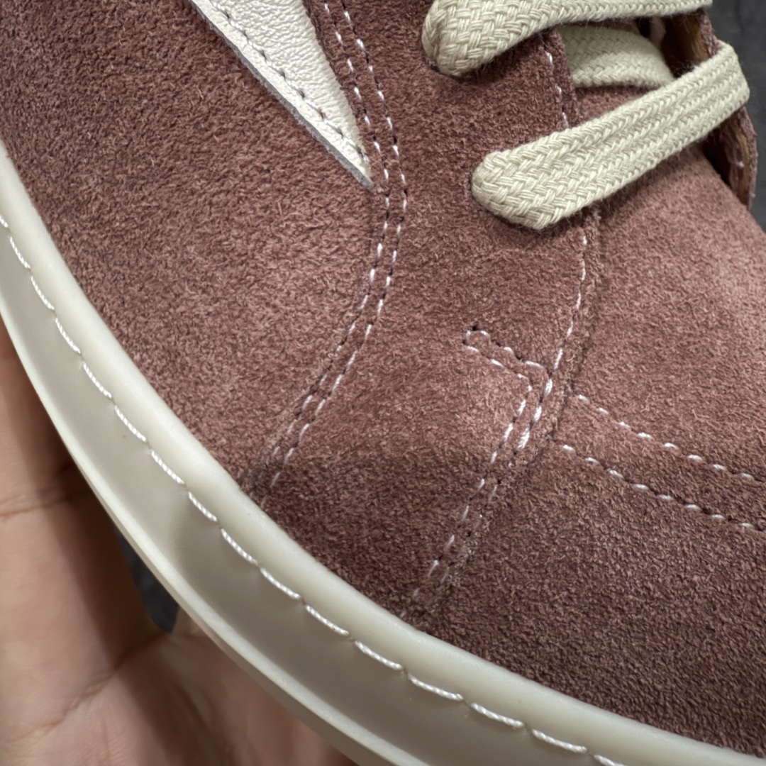 图片[4]-【S版本】RO欧文斯Rick Owens 主线 经典西瓜头款式 莞产A级货 主打外贸 微店 平台 陆续上架后续配色还在更新中 产品只会越做越漂亮💯 【鞋头采用原版一致工艺 又翘又歪的效果目前这个技术市面上的任何版本都达不到这个效果】 【经历了3个半月时间洪师傅带领8人团队终于研究出1-1复刻还原版本 东莞厚街洪师傅是一位有着17年的开板师经验丰富的一位老师傅 一针一孔的研究‼️ 私模开发205个走针69个细节一步到位不敢说百分百💯保证有百分之98还原 慢工出细活 好的产品不怕晚 这次的开发针对艺术家 收藏家 高品质 的人群】 水染粒面小牛皮材质，和针车间距都是极致还原！ 顶级头层的小牛皮，质感无敌，奢侈品的触感！ 定制品牌logo的拉链！超大一比一规格礼盒装，重达3斤以上，外加定制欧文斯保护盒！ 配有日文、英文，双语种配件卡片！细节诠释，一件不落。 鞋盒翻盖 三标，正面+底部都一一做到！虽然增加不了实质的成本，但是打磨产品的细节，再微小也会还原！ 尺码：35 36 37 38 39 40 41 42 43 44 45 46-选品中心