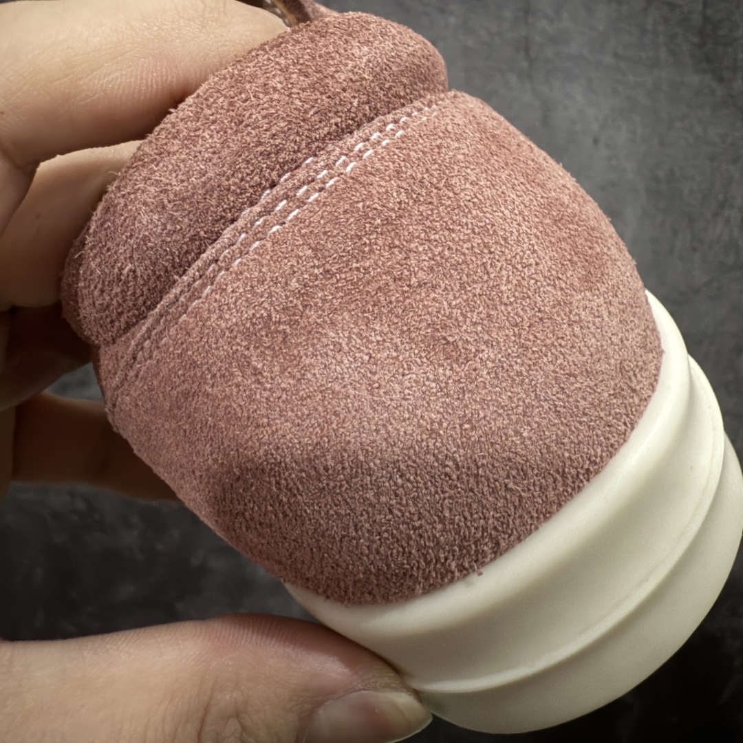 图片[2]-【S版本】RO欧文斯Rick Owens 主线 经典西瓜头款式 莞产A级货 主打外贸 微店 平台 陆续上架后续配色还在更新中 产品只会越做越漂亮💯 【鞋头采用原版一致工艺 又翘又歪的效果目前这个技术市面上的任何版本都达不到这个效果】 【经历了3个半月时间洪师傅带领8人团队终于研究出1-1复刻还原版本 东莞厚街洪师傅是一位有着17年的开板师经验丰富的一位老师傅 一针一孔的研究‼️ 私模开发205个走针69个细节一步到位不敢说百分百💯保证有百分之98还原 慢工出细活 好的产品不怕晚 这次的开发针对艺术家 收藏家 高品质 的人群】 水染粒面小牛皮材质，和针车间距都是极致还原！ 顶级头层的小牛皮，质感无敌，奢侈品的触感！ 定制品牌logo的拉链！超大一比一规格礼盒装，重达3斤以上，外加定制欧文斯保护盒！ 配有日文、英文，双语种配件卡片！细节诠释，一件不落。 鞋盒翻盖 三标，正面+底部都一一做到！虽然增加不了实质的成本，但是打磨产品的细节，再微小也会还原！ 尺码：35 36 37 38 39 40 41 42 43 44 45 46-选品中心