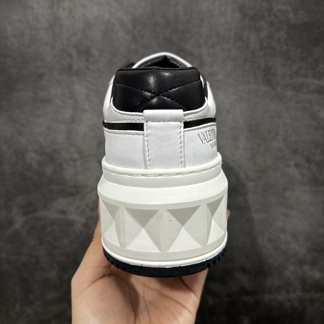 图片[4]-【广东礼盒版】Valentino华伦天奴 新款休闲鞋最新款 走秀情侣爆款 粗鞋带 休闲鞋 ，檀健次 丞磊 杨洋 Elsa Hosk张艺兴 关晓彤等众多明星同款 🔥 pink pp系列芭比粉被eanor Hosk 穿出了不一样的随性和时髦 阿那亚大秀可谓是刷爆了时尚圈！鞋面全油边 面料：定制牛皮+冲孔工艺，独家开模TPU大底 全套包装 码数35 36 37 38 39 40 41 42 43 44 45-选品中心