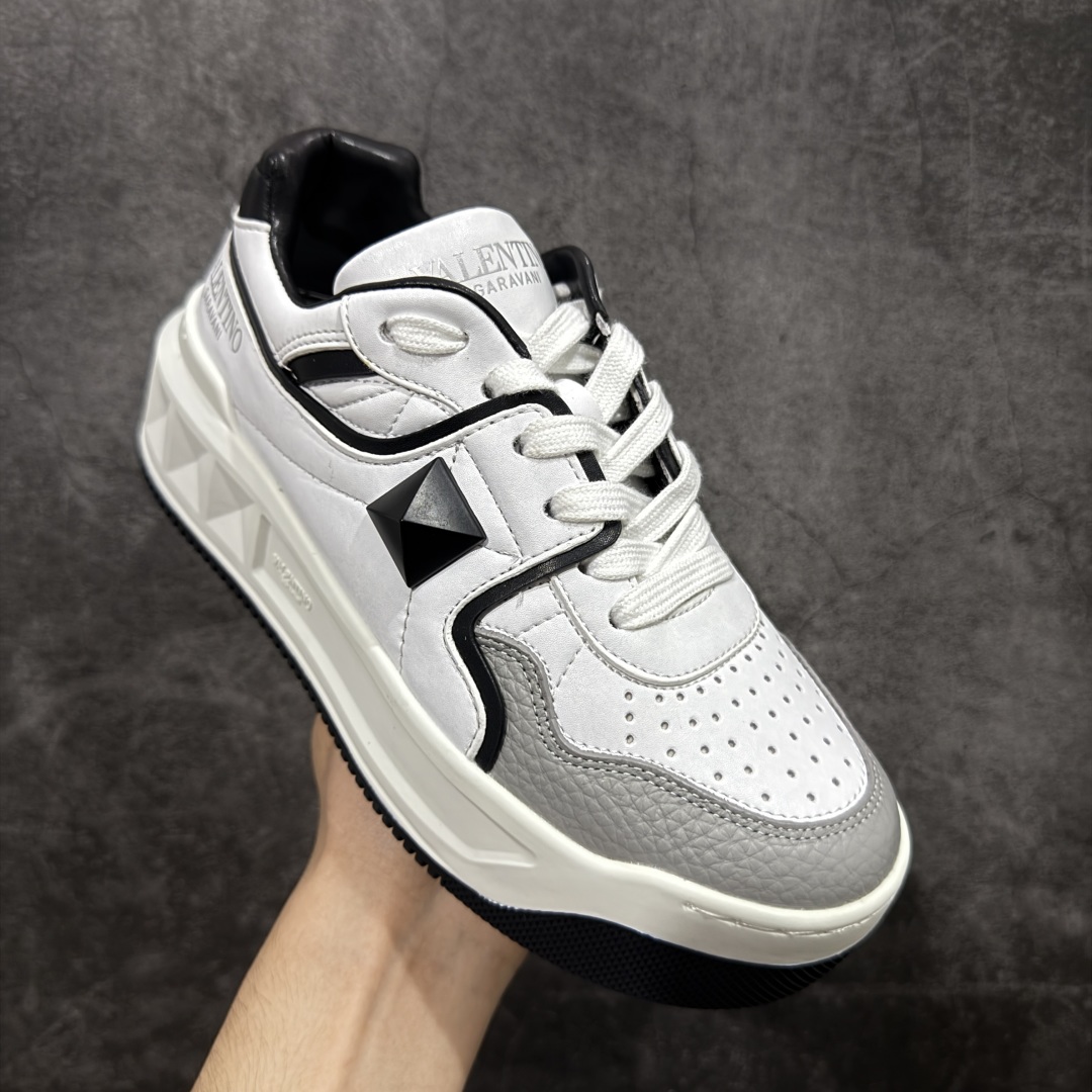 图片[3]-【广东礼盒版】Valentino华伦天奴 新款休闲鞋最新款 走秀情侣爆款 粗鞋带 休闲鞋 ，檀健次 丞磊 杨洋 Elsa Hosk张艺兴 关晓彤等众多明星同款 🔥 pink pp系列芭比粉被eanor Hosk 穿出了不一样的随性和时髦 阿那亚大秀可谓是刷爆了时尚圈！鞋面全油边 面料：定制牛皮+冲孔工艺，独家开模TPU大底 全套包装 码数35 36 37 38 39 40 41 42 43 44 45-选品中心