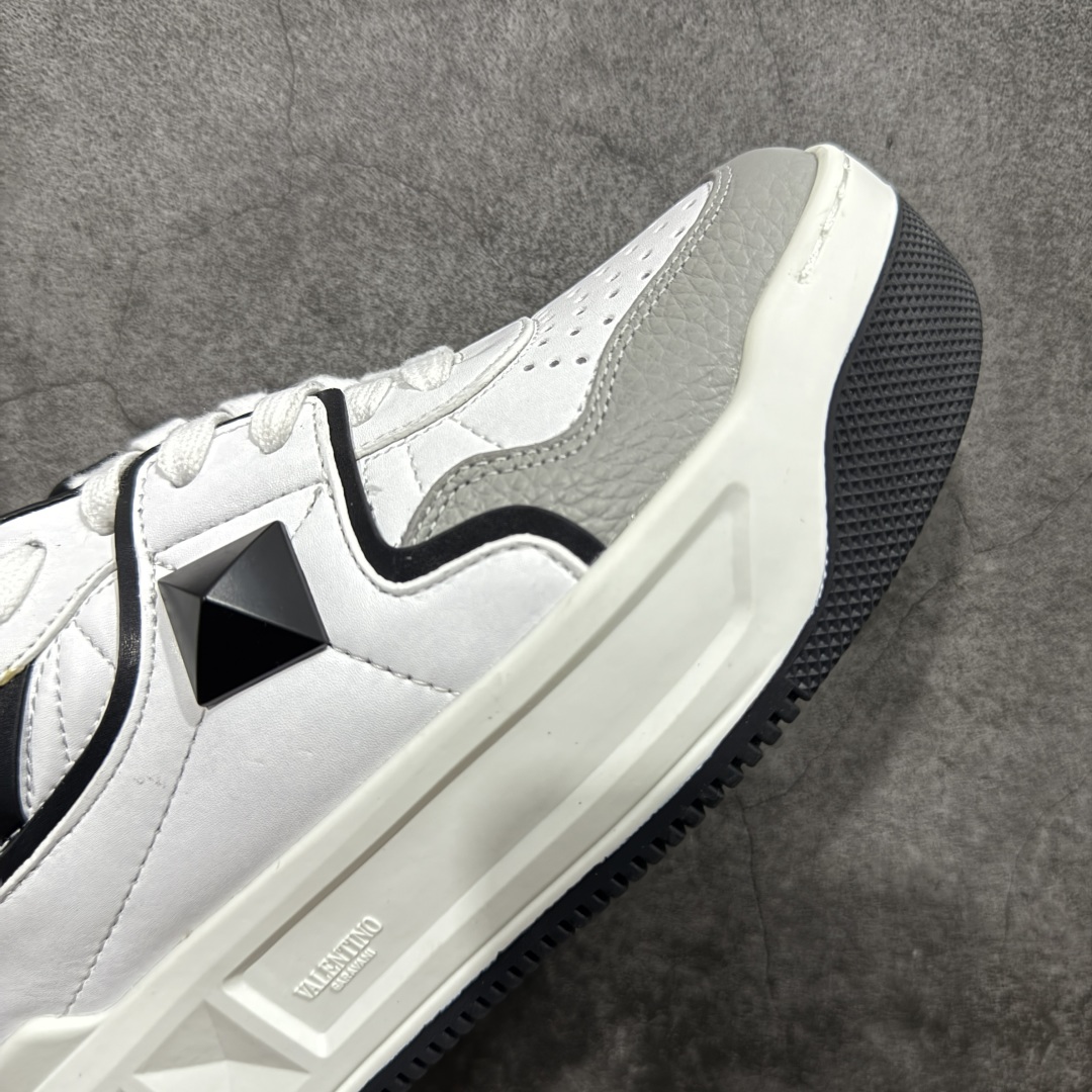 图片[6]-【广东礼盒版】Valentino华伦天奴 新款休闲鞋最新款 走秀情侣爆款 粗鞋带 休闲鞋 ，檀健次 丞磊 杨洋 Elsa Hosk张艺兴 关晓彤等众多明星同款 🔥 pink pp系列芭比粉被eanor Hosk 穿出了不一样的随性和时髦 阿那亚大秀可谓是刷爆了时尚圈！鞋面全油边 面料：定制牛皮+冲孔工艺，独家开模TPU大底 全套包装 码数35 36 37 38 39 40 41 42 43 44 45-选品中心