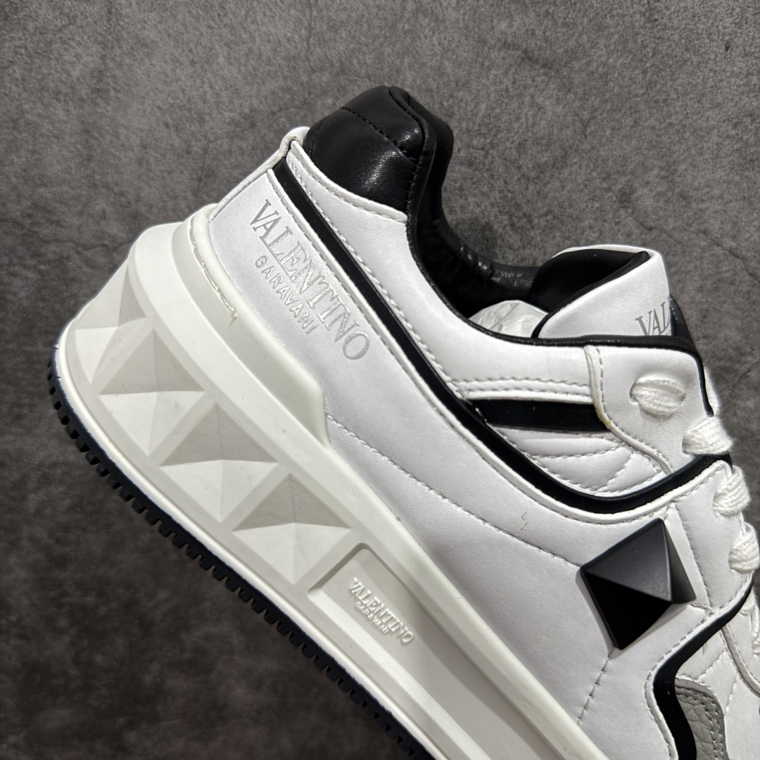 图片[7]-【广东礼盒版】Valentino华伦天奴 新款休闲鞋最新款 走秀情侣爆款 粗鞋带 休闲鞋 ，檀健次 丞磊 杨洋 Elsa Hosk张艺兴 关晓彤等众多明星同款 🔥 pink pp系列芭比粉被eanor Hosk 穿出了不一样的随性和时髦 阿那亚大秀可谓是刷爆了时尚圈！鞋面全油边 面料：定制牛皮+冲孔工艺，独家开模TPU大底 全套包装 码数35 36 37 38 39 40 41 42 43 44 45-选品中心