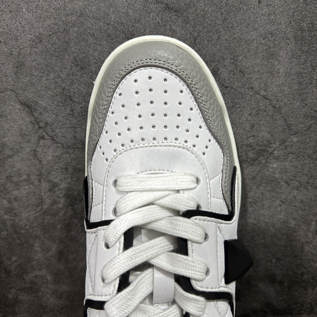 图片[5]-【广东礼盒版】Valentino华伦天奴 新款休闲鞋最新款 走秀情侣爆款 粗鞋带 休闲鞋 ，檀健次 丞磊 杨洋 Elsa Hosk张艺兴 关晓彤等众多明星同款 🔥 pink pp系列芭比粉被eanor Hosk 穿出了不一样的随性和时髦 阿那亚大秀可谓是刷爆了时尚圈！鞋面全油边 面料：定制牛皮+冲孔工艺，独家开模TPU大底 全套包装 码数35 36 37 38 39 40 41 42 43 44 45-选品中心