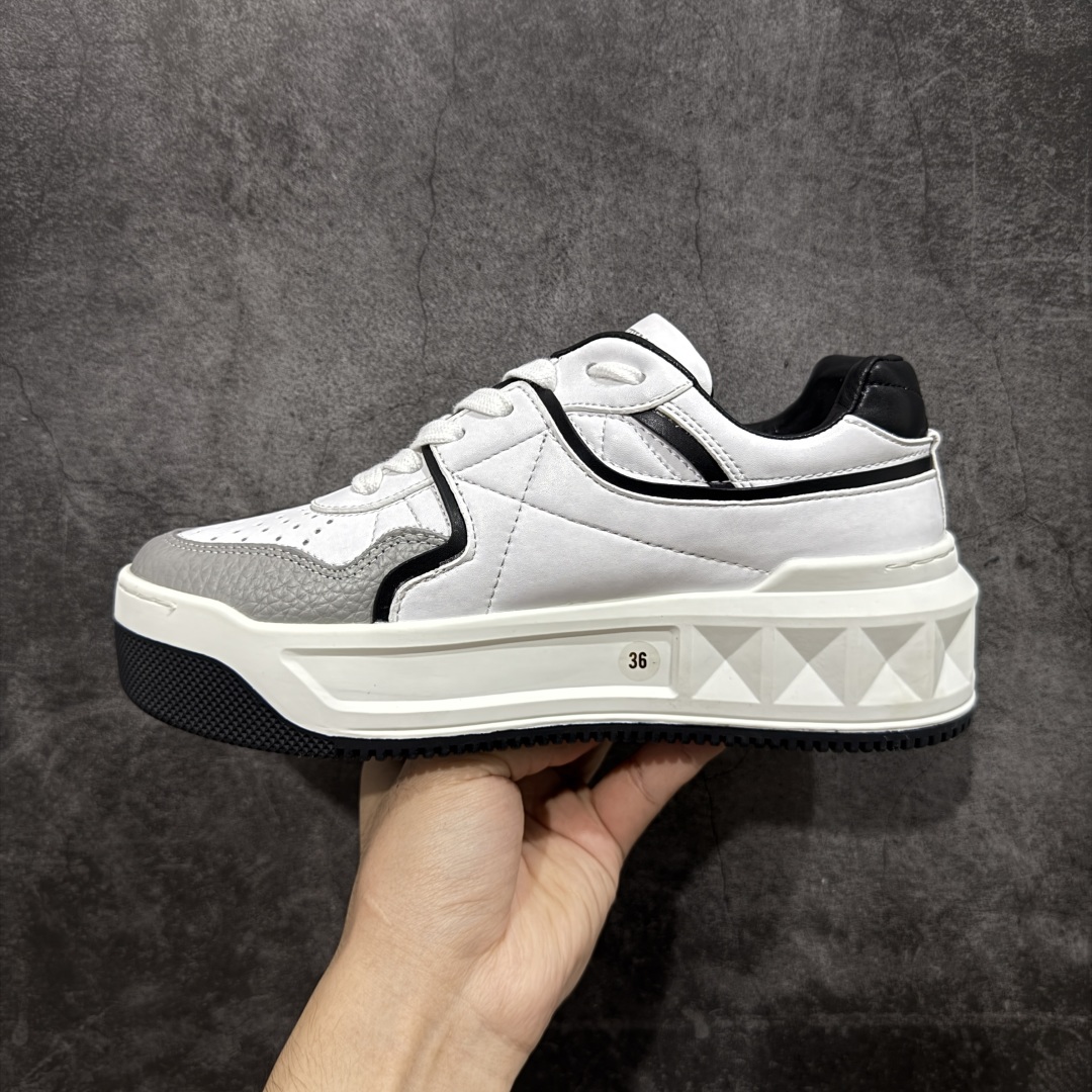 图片[2]-【广东礼盒版】Valentino华伦天奴 新款休闲鞋最新款 走秀情侣爆款 粗鞋带 休闲鞋 ，檀健次 丞磊 杨洋 Elsa Hosk张艺兴 关晓彤等众多明星同款 🔥 pink pp系列芭比粉被eanor Hosk 穿出了不一样的随性和时髦 阿那亚大秀可谓是刷爆了时尚圈！鞋面全油边 面料：定制牛皮+冲孔工艺，独家开模TPU大底 全套包装 码数35 36 37 38 39 40 41 42 43 44 45-选品中心