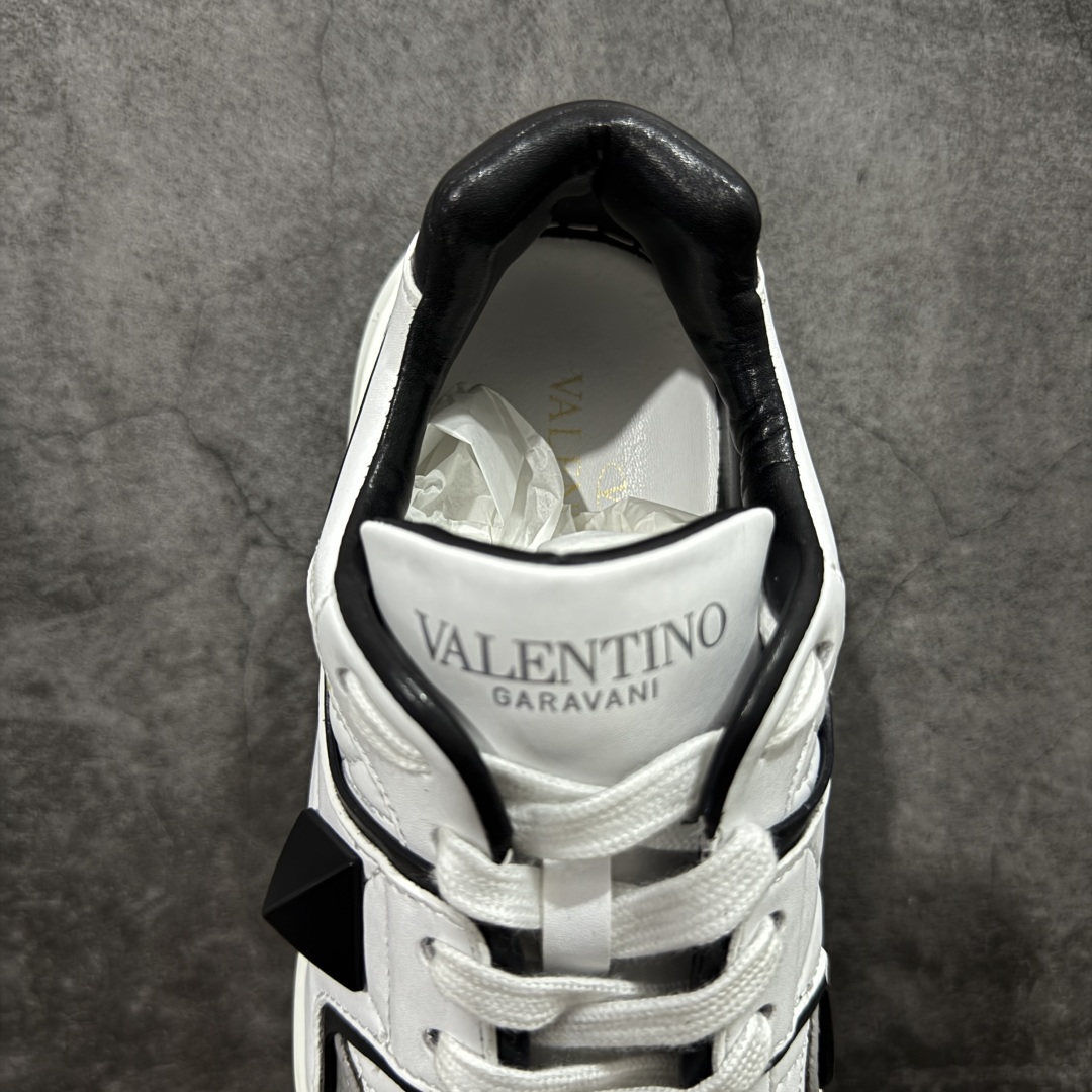 图片[8]-【广东礼盒版】Valentino华伦天奴 新款休闲鞋最新款 走秀情侣爆款 粗鞋带 休闲鞋 ，檀健次 丞磊 杨洋 Elsa Hosk张艺兴 关晓彤等众多明星同款 🔥 pink pp系列芭比粉被eanor Hosk 穿出了不一样的随性和时髦 阿那亚大秀可谓是刷爆了时尚圈！鞋面全油边 面料：定制牛皮+冲孔工艺，独家开模TPU大底 全套包装 码数35 36 37 38 39 40 41 42 43 44 45-选品中心