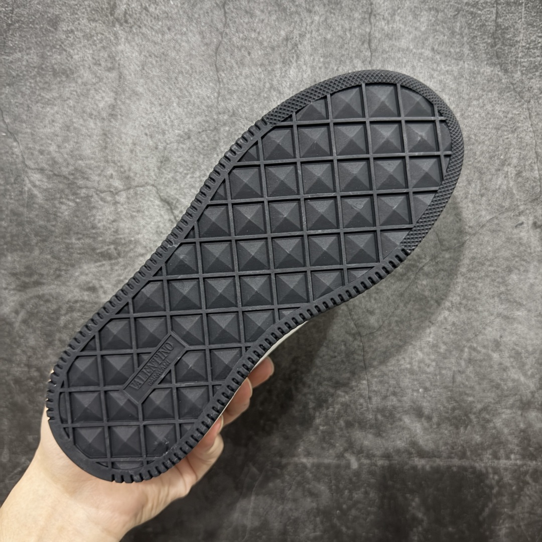 图片[9]-【广东礼盒版】Valentino华伦天奴 新款休闲鞋最新款 走秀情侣爆款 粗鞋带 休闲鞋 ，檀健次 丞磊 杨洋 Elsa Hosk张艺兴 关晓彤等众多明星同款 🔥 pink pp系列芭比粉被eanor Hosk 穿出了不一样的随性和时髦 阿那亚大秀可谓是刷爆了时尚圈！鞋面全油边 面料：定制牛皮+冲孔工艺，独家开模TPU大底 全套包装 码数35 36 37 38 39 40 41 42 43 44 45-选品中心