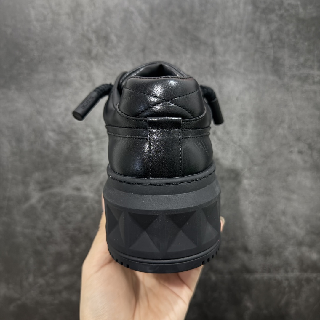 图片[4]-【广东礼盒版】Valentino华伦天奴 新款休闲鞋最新款 走秀情侣爆款 粗鞋带 休闲鞋 ，檀健次 丞磊 杨洋 Elsa Hosk张艺兴 关晓彤等众多明星同款 🔥 pink pp系列芭比粉被eanor Hosk 穿出了不一样的随性和时髦 阿那亚大秀可谓是刷爆了时尚圈！鞋面全油边 面料：定制牛皮+冲孔工艺，独家开模TPU大底 全套包装 码数35 36 37 38 39 40 41 42 43 44 45-选品中心