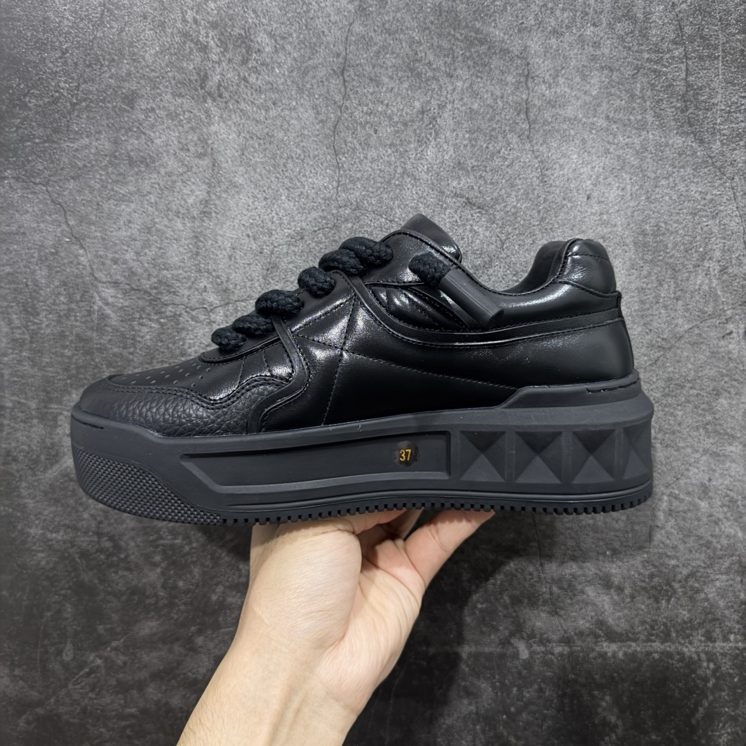 图片[2]-【广东礼盒版】Valentino华伦天奴 新款休闲鞋最新款 走秀情侣爆款 粗鞋带 休闲鞋 ，檀健次 丞磊 杨洋 Elsa Hosk张艺兴 关晓彤等众多明星同款 🔥 pink pp系列芭比粉被eanor Hosk 穿出了不一样的随性和时髦 阿那亚大秀可谓是刷爆了时尚圈！鞋面全油边 面料：定制牛皮+冲孔工艺，独家开模TPU大底 全套包装 码数35 36 37 38 39 40 41 42 43 44 45-选品中心