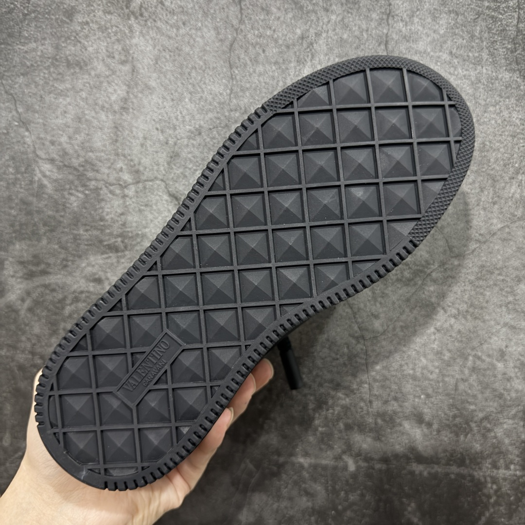 图片[9]-【广东礼盒版】Valentino华伦天奴 新款休闲鞋最新款 走秀情侣爆款 粗鞋带 休闲鞋 ，檀健次 丞磊 杨洋 Elsa Hosk张艺兴 关晓彤等众多明星同款 🔥 pink pp系列芭比粉被eanor Hosk 穿出了不一样的随性和时髦 阿那亚大秀可谓是刷爆了时尚圈！鞋面全油边 面料：定制牛皮+冲孔工艺，独家开模TPU大底 全套包装 码数35 36 37 38 39 40 41 42 43 44 45-选品中心