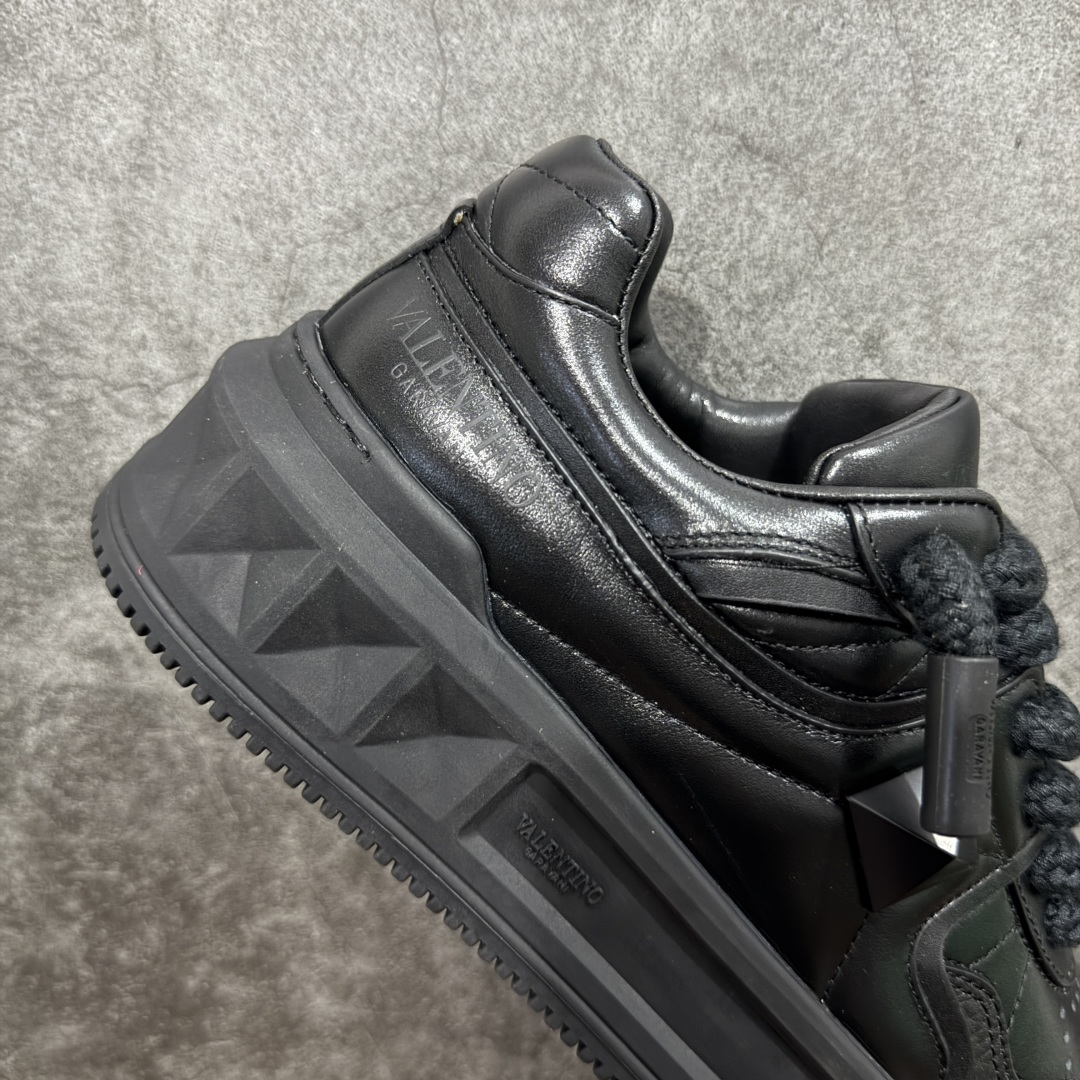 图片[7]-【广东礼盒版】Valentino华伦天奴 新款休闲鞋最新款 走秀情侣爆款 粗鞋带 休闲鞋 ，檀健次 丞磊 杨洋 Elsa Hosk张艺兴 关晓彤等众多明星同款 🔥 pink pp系列芭比粉被eanor Hosk 穿出了不一样的随性和时髦 阿那亚大秀可谓是刷爆了时尚圈！鞋面全油边 面料：定制牛皮+冲孔工艺，独家开模TPU大底 全套包装 码数35 36 37 38 39 40 41 42 43 44 45-选品中心