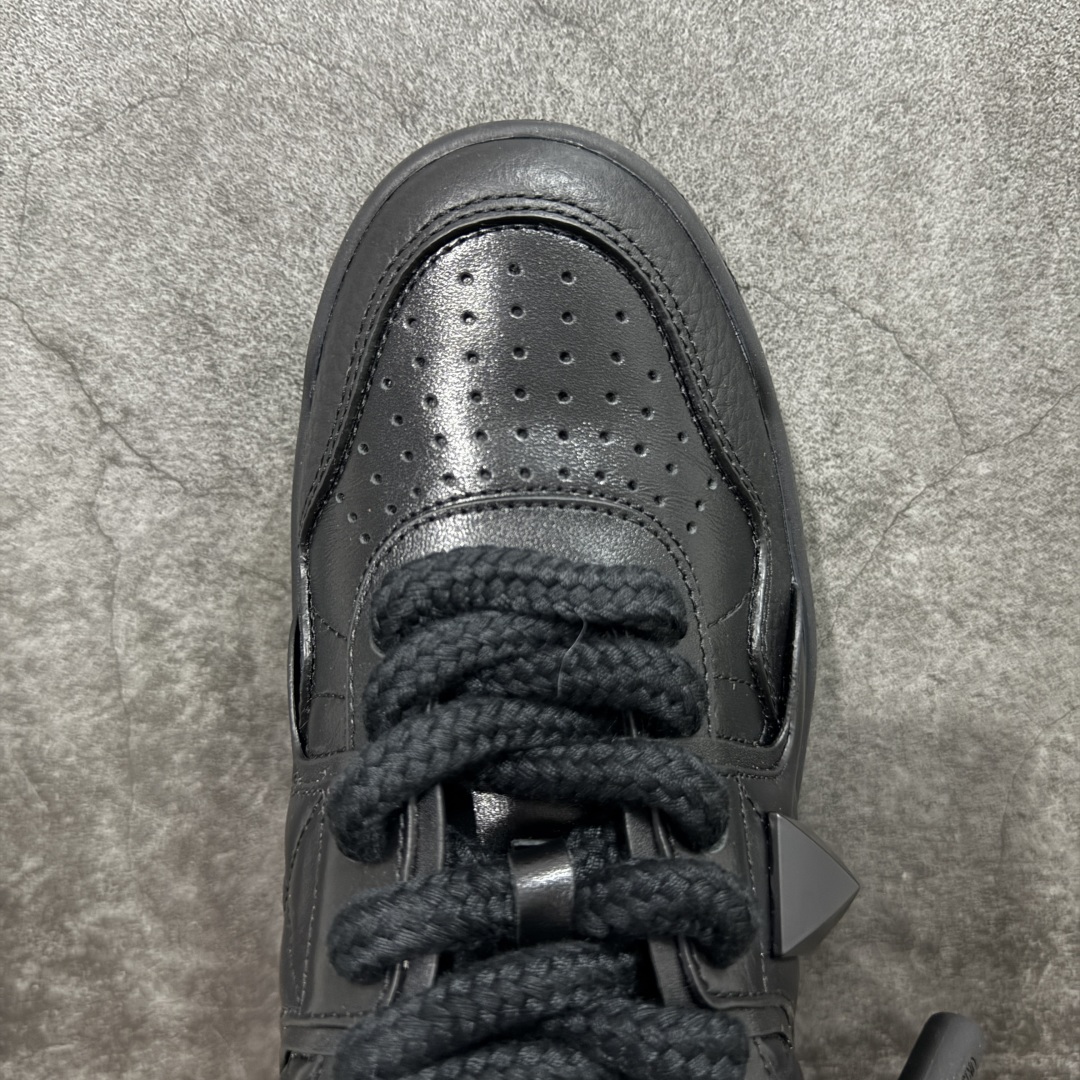 图片[5]-【广东礼盒版】Valentino华伦天奴 新款休闲鞋最新款 走秀情侣爆款 粗鞋带 休闲鞋 ，檀健次 丞磊 杨洋 Elsa Hosk张艺兴 关晓彤等众多明星同款 🔥 pink pp系列芭比粉被eanor Hosk 穿出了不一样的随性和时髦 阿那亚大秀可谓是刷爆了时尚圈！鞋面全油边 面料：定制牛皮+冲孔工艺，独家开模TPU大底 全套包装 码数35 36 37 38 39 40 41 42 43 44 45-选品中心