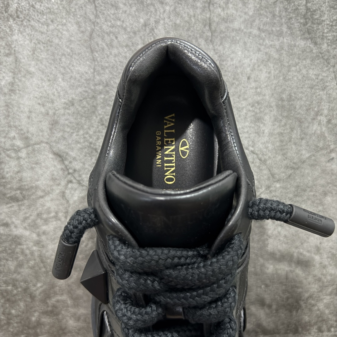 图片[8]-【广东礼盒版】Valentino华伦天奴 新款休闲鞋最新款 走秀情侣爆款 粗鞋带 休闲鞋 ，檀健次 丞磊 杨洋 Elsa Hosk张艺兴 关晓彤等众多明星同款 🔥 pink pp系列芭比粉被eanor Hosk 穿出了不一样的随性和时髦 阿那亚大秀可谓是刷爆了时尚圈！鞋面全油边 面料：定制牛皮+冲孔工艺，独家开模TPU大底 全套包装 码数35 36 37 38 39 40 41 42 43 44 45-选品中心