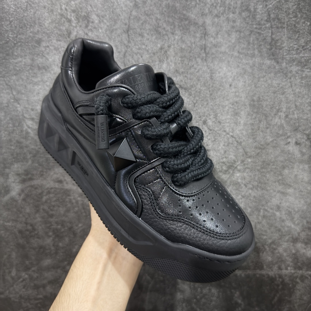 图片[3]-【广东礼盒版】Valentino华伦天奴 新款休闲鞋最新款 走秀情侣爆款 粗鞋带 休闲鞋 ，檀健次 丞磊 杨洋 Elsa Hosk张艺兴 关晓彤等众多明星同款 🔥 pink pp系列芭比粉被eanor Hosk 穿出了不一样的随性和时髦 阿那亚大秀可谓是刷爆了时尚圈！鞋面全油边 面料：定制牛皮+冲孔工艺，独家开模TPU大底 全套包装 码数35 36 37 38 39 40 41 42 43 44 45-选品中心