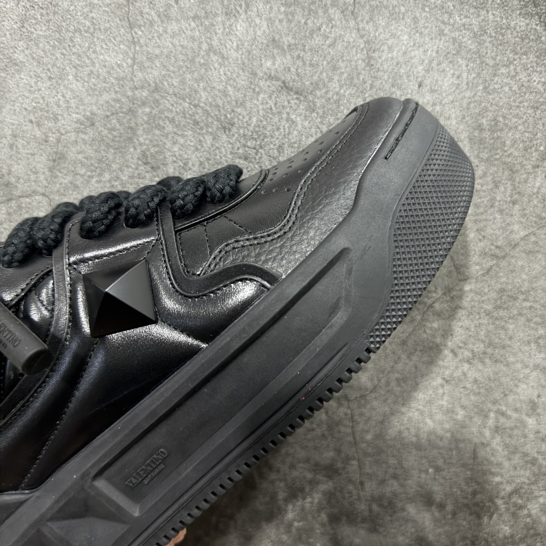 图片[6]-【广东礼盒版】Valentino华伦天奴 新款休闲鞋最新款 走秀情侣爆款 粗鞋带 休闲鞋 ，檀健次 丞磊 杨洋 Elsa Hosk张艺兴 关晓彤等众多明星同款 🔥 pink pp系列芭比粉被eanor Hosk 穿出了不一样的随性和时髦 阿那亚大秀可谓是刷爆了时尚圈！鞋面全油边 面料：定制牛皮+冲孔工艺，独家开模TPU大底 全套包装 码数35 36 37 38 39 40 41 42 43 44 45-选品中心