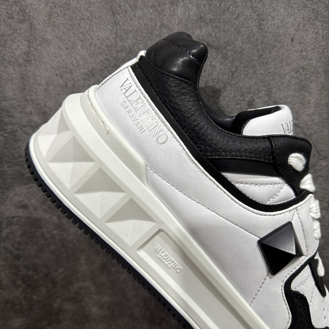 图片[7]-【广东礼盒版】Valentino华伦天奴 新款休闲鞋最新款 走秀情侣爆款 粗鞋带 休闲鞋 ，檀健次 丞磊 杨洋 Elsa Hosk张艺兴 关晓彤等众多明星同款 🔥 pink pp系列芭比粉被eanor Hosk 穿出了不一样的随性和时髦 阿那亚大秀可谓是刷爆了时尚圈！鞋面全油边 面料：定制牛皮+冲孔工艺，独家开模TPU大底 全套包装 码数35 36 37 38 39 40 41 42 43 44 45-选品中心