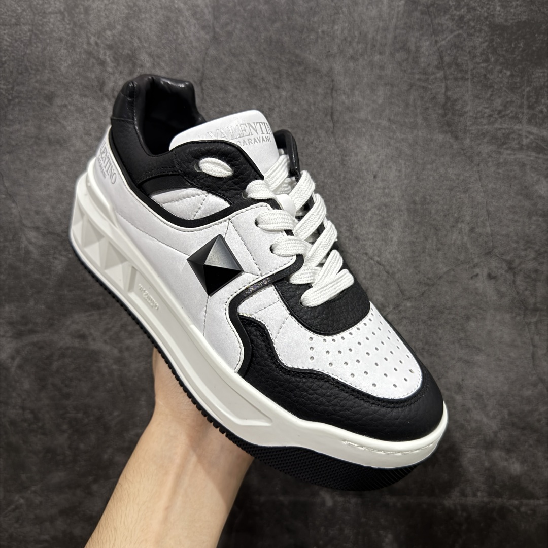 图片[3]-【广东礼盒版】Valentino华伦天奴 新款休闲鞋最新款 走秀情侣爆款 粗鞋带 休闲鞋 ，檀健次 丞磊 杨洋 Elsa Hosk张艺兴 关晓彤等众多明星同款 🔥 pink pp系列芭比粉被eanor Hosk 穿出了不一样的随性和时髦 阿那亚大秀可谓是刷爆了时尚圈！鞋面全油边 面料：定制牛皮+冲孔工艺，独家开模TPU大底 全套包装 码数35 36 37 38 39 40 41 42 43 44 45-选品中心