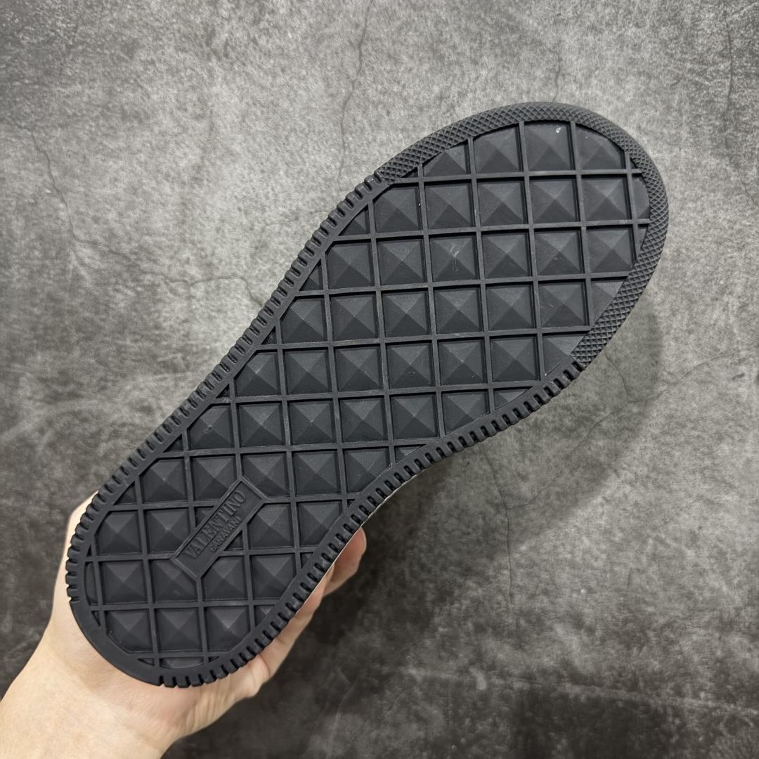 图片[9]-【广东礼盒版】Valentino华伦天奴 新款休闲鞋最新款 走秀情侣爆款 粗鞋带 休闲鞋 ，檀健次 丞磊 杨洋 Elsa Hosk张艺兴 关晓彤等众多明星同款 🔥 pink pp系列芭比粉被eanor Hosk 穿出了不一样的随性和时髦 阿那亚大秀可谓是刷爆了时尚圈！鞋面全油边 面料：定制牛皮+冲孔工艺，独家开模TPU大底 全套包装 码数35 36 37 38 39 40 41 42 43 44 45-选品中心