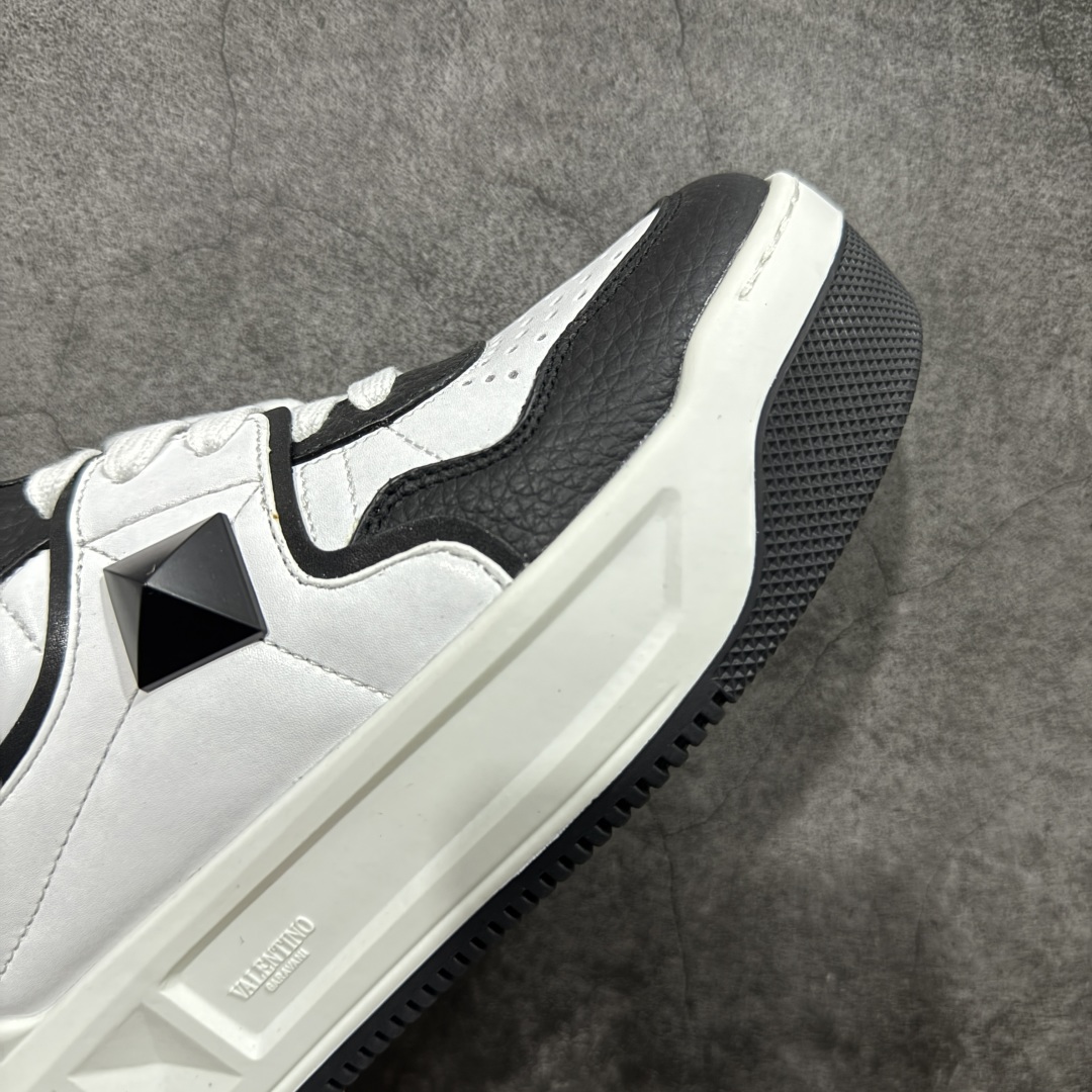 图片[6]-【广东礼盒版】Valentino华伦天奴 新款休闲鞋最新款 走秀情侣爆款 粗鞋带 休闲鞋 ，檀健次 丞磊 杨洋 Elsa Hosk张艺兴 关晓彤等众多明星同款 🔥 pink pp系列芭比粉被eanor Hosk 穿出了不一样的随性和时髦 阿那亚大秀可谓是刷爆了时尚圈！鞋面全油边 面料：定制牛皮+冲孔工艺，独家开模TPU大底 全套包装 码数35 36 37 38 39 40 41 42 43 44 45-选品中心