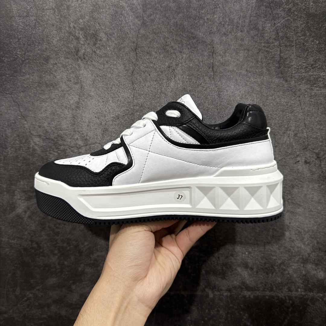 图片[2]-【广东礼盒版】Valentino华伦天奴 新款休闲鞋最新款 走秀情侣爆款 粗鞋带 休闲鞋 ，檀健次 丞磊 杨洋 Elsa Hosk张艺兴 关晓彤等众多明星同款 🔥 pink pp系列芭比粉被eanor Hosk 穿出了不一样的随性和时髦 阿那亚大秀可谓是刷爆了时尚圈！鞋面全油边 面料：定制牛皮+冲孔工艺，独家开模TPU大底 全套包装 码数35 36 37 38 39 40 41 42 43 44 45-选品中心