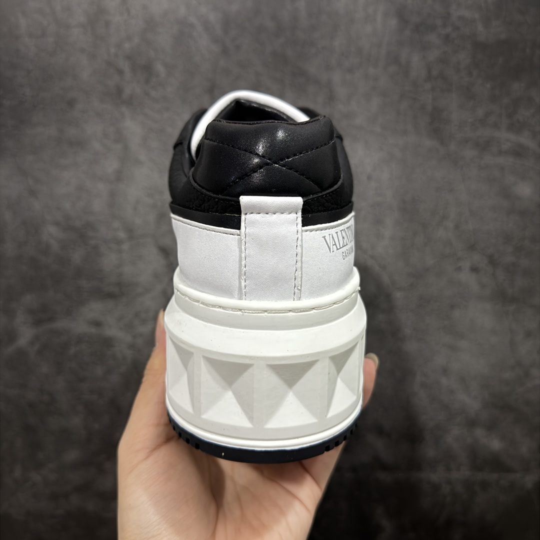 图片[4]-【广东礼盒版】Valentino华伦天奴 新款休闲鞋最新款 走秀情侣爆款 粗鞋带 休闲鞋 ，檀健次 丞磊 杨洋 Elsa Hosk张艺兴 关晓彤等众多明星同款 🔥 pink pp系列芭比粉被eanor Hosk 穿出了不一样的随性和时髦 阿那亚大秀可谓是刷爆了时尚圈！鞋面全油边 面料：定制牛皮+冲孔工艺，独家开模TPU大底 全套包装 码数35 36 37 38 39 40 41 42 43 44 45-选品中心