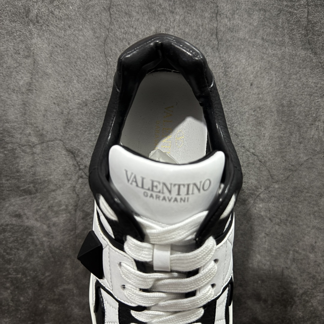 图片[8]-【广东礼盒版】Valentino华伦天奴 新款休闲鞋最新款 走秀情侣爆款 粗鞋带 休闲鞋 ，檀健次 丞磊 杨洋 Elsa Hosk张艺兴 关晓彤等众多明星同款 🔥 pink pp系列芭比粉被eanor Hosk 穿出了不一样的随性和时髦 阿那亚大秀可谓是刷爆了时尚圈！鞋面全油边 面料：定制牛皮+冲孔工艺，独家开模TPU大底 全套包装 码数35 36 37 38 39 40 41 42 43 44 45-选品中心