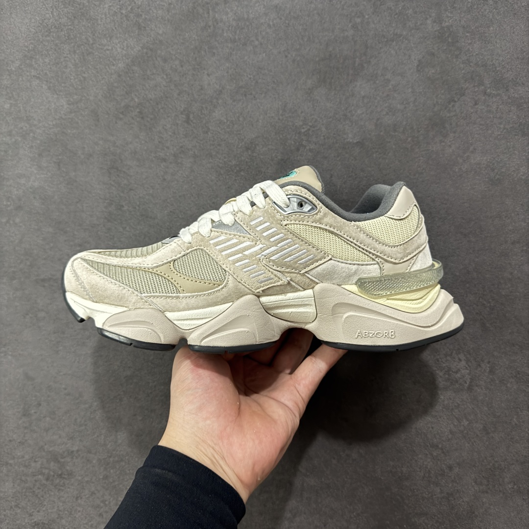 图片[2]-【公司级】 New Balance NB9060 联名款 复古休闲运动慢跑鞋 U9060GRY 全套原楦原纸板原厂数据开发 进口三明治网面 原装进口翻毛皮料正确绒感卡色 正确中底拉帮中底网布细节 原厂标裁 带紫光防伪 定制后跟透明水晶模块 冲裁组合 大底贴合程度胶水上色把控完美 整洁度挑战全网艺术家 多道序QC把关品质完善 匠心打造 耗时两个月开发完成 工艺极其复杂难度可想而知 新开独立私模大底 全网唯一正确六层组合大底 高端零售专供产物 尺码：36 37 37.5 38 38.5 39 40 40.5 41 42 42.5 43 44 45-选品中心