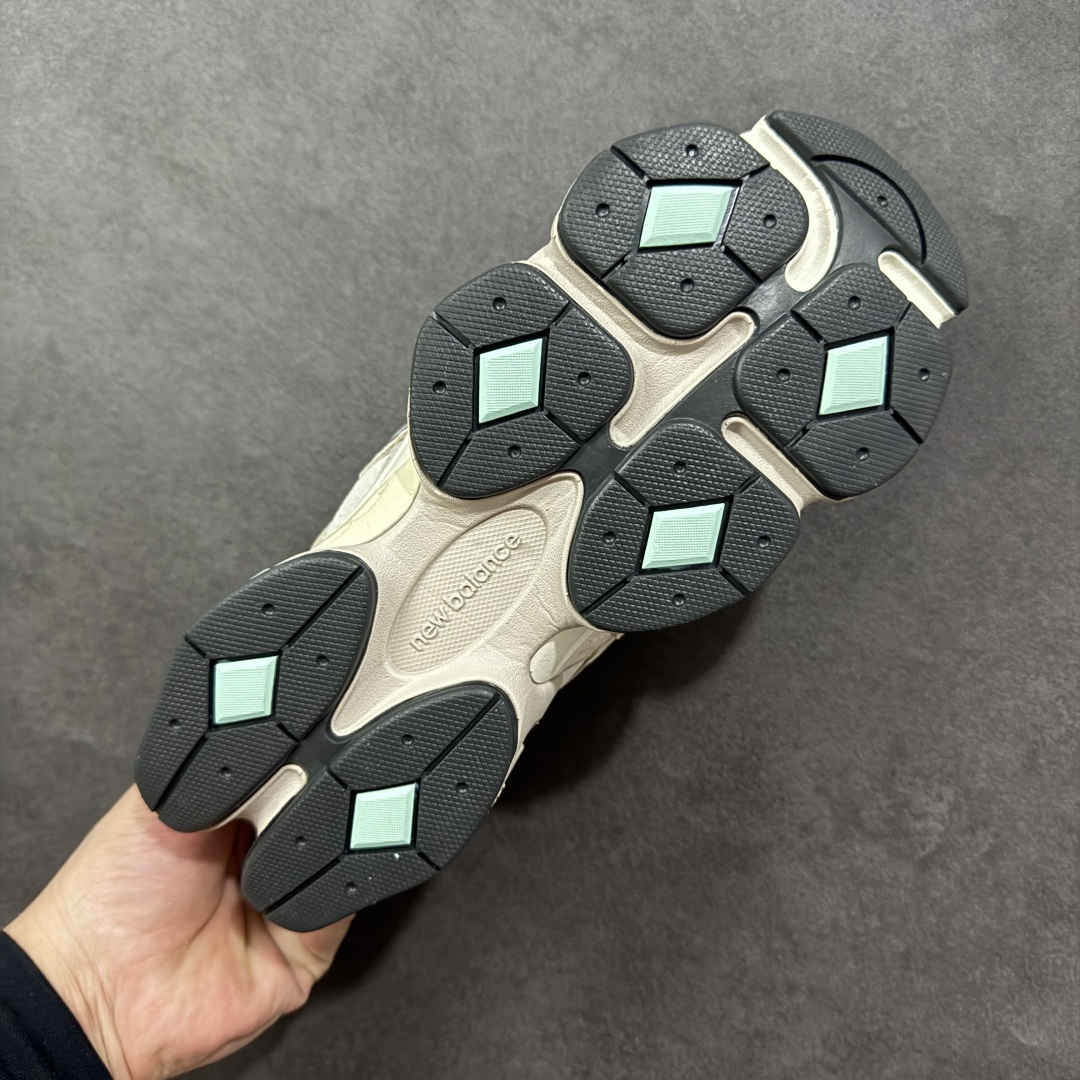 图片[9]-【公司级】 New Balance NB9060 联名款 复古休闲运动慢跑鞋 U9060GRY 全套原楦原纸板原厂数据开发 进口三明治网面 原装进口翻毛皮料正确绒感卡色 正确中底拉帮中底网布细节 原厂标裁 带紫光防伪 定制后跟透明水晶模块 冲裁组合 大底贴合程度胶水上色把控完美 整洁度挑战全网艺术家 多道序QC把关品质完善 匠心打造 耗时两个月开发完成 工艺极其复杂难度可想而知 新开独立私模大底 全网唯一正确六层组合大底 高端零售专供产物 尺码：36 37 37.5 38 38.5 39 40 40.5 41 42 42.5 43 44 45-选品中心
