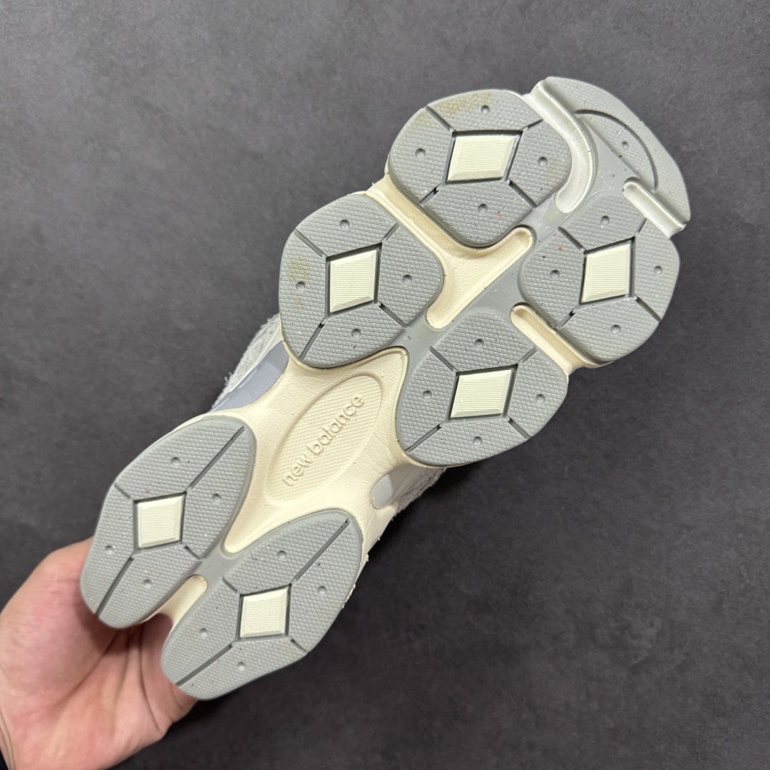 图片[9]-【公司级】 New Balance NB9060 联名款 复古休闲运动慢跑鞋 U9060LNY 全套原楦原纸板原厂数据开发 进口三明治网面 原装进口翻毛皮料正确绒感卡色 正确中底拉帮中底网布细节 原厂标裁 带紫光防伪 定制后跟透明水晶模块 冲裁组合 大底贴合程度胶水上色把控完美 整洁度挑战全网艺术家 多道序QC把关品质完善 匠心打造 耗时两个月开发完成 工艺极其复杂难度可想而知 新开独立私模大底 全网唯一正确六层组合大底 高端零售专供产物 尺码：36 37 37.5 38 38.5 39 40 40.5 41 42 42.5 43 44 45-选品中心