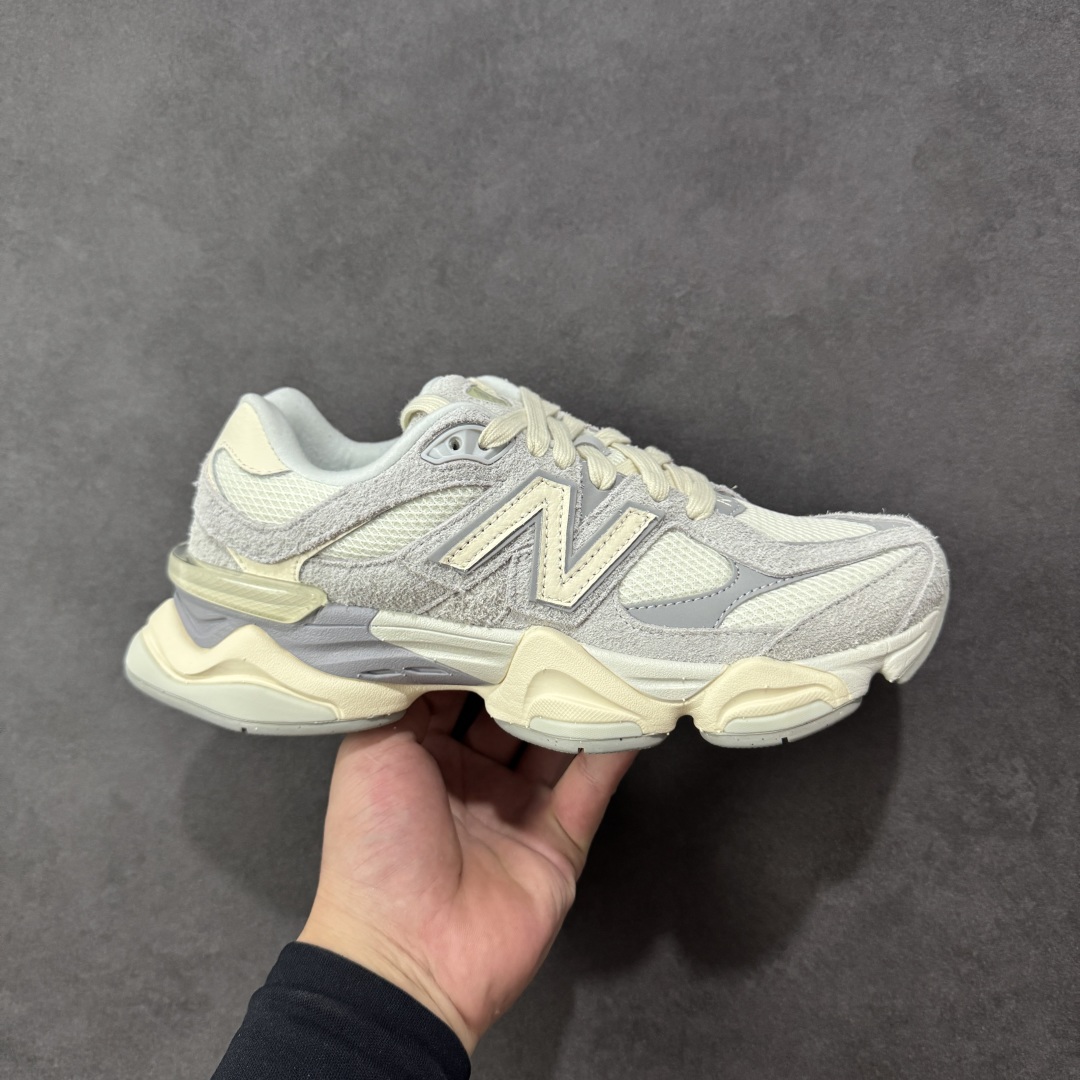 【公司级】 New Balance NB9060 联名款 复古休闲运动慢跑鞋 U9060LNY 全套原楦原纸板原厂数据开发 进口三明治网面 原装进口翻毛皮料正确绒感卡色 正确中底拉帮中底网布细节 原厂标裁 带紫光防伪 定制后跟透明水晶模块 冲裁组合 大底贴合程度胶水上色把控完美 整洁度挑战全网艺术家 多道序QC把关品质完善 匠心打造 耗时两个月开发完成 工艺极其复杂难度可想而知 新开独立私模大底 全网唯一正确六层组合大底 高端零售专供产物 尺码:36 37 37.5 38 38.5 39 40 40.5 41 42 42.5 43 44 45-选品中心