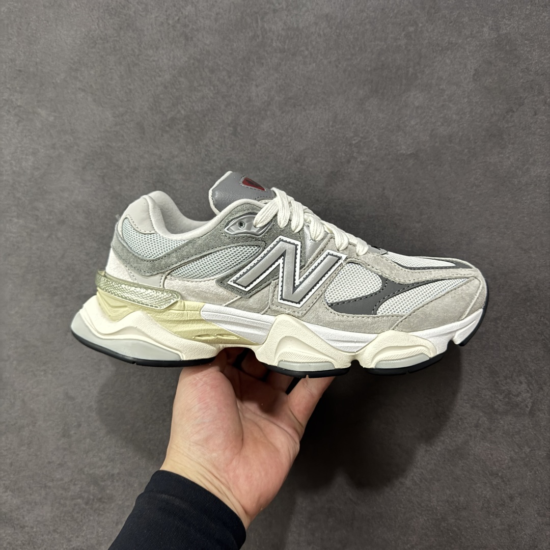 【公司级】 New Balance NB9060 联名款 复古休闲运动慢跑鞋 U9060MAC 全套原楦原纸板原厂数据开发 进口三明治网面 原装进口翻毛皮料正确绒感卡色 正确中底拉帮中底网布细节 原厂标裁 带紫光防伪 定制后跟透明水晶模块 冲裁组合 大底贴合程度胶水上色把控完美 整洁度挑战全网艺术家 多道序QC把关品质完善 匠心打造 耗时两个月开发完成 工艺极其复杂难度可想而知 新开独立私模大底 全网唯一正确六层组合大底 高端零售专供产物 尺码:36 37 37.5 38 38.5 39 40 40.5 41 42 42.5 43 44 45-选品中心