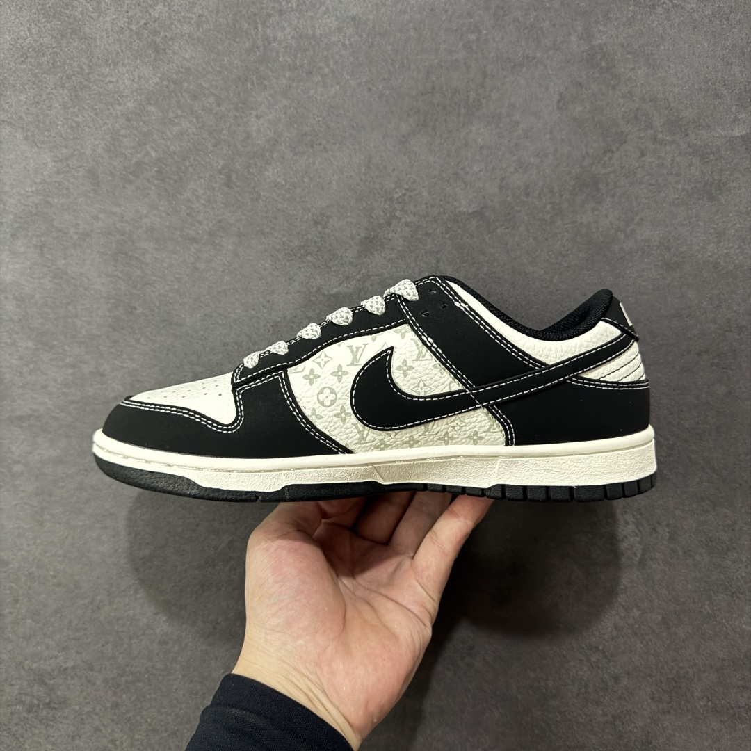 图片[2]-【定制版】Nike SB Dunk Low“LV联名——黑白印花” 周年高端定制 低帮休闲板鞋 定制鞋盒 大厂纯原品质出货 超高清洁度 皮料切割干净无任何毛边 细节完美 货号：CS1688-111 尺码： 36 36.5 37.5 38 38.5 39 40 40.5 41 42 42.5 43 44 44.5 45-选品中心