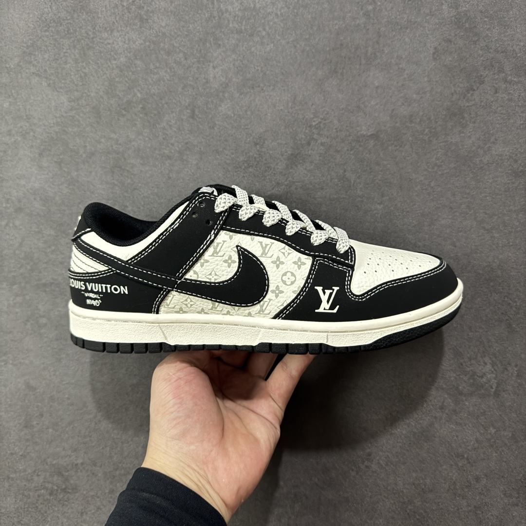 【定制版】Nike SB Dunk Low“LV联名——黑白印花” 周年高端定制 低帮休闲板鞋 定制鞋盒 大厂纯原品质出货 超高清洁度 皮料切割干净无任何毛边 细节完美 货号:CS1688-111 尺码: 36 36.5 37.5 38 38.5 39 40 40.5 41 42 42.5 43 44 44.5 45-选品中心