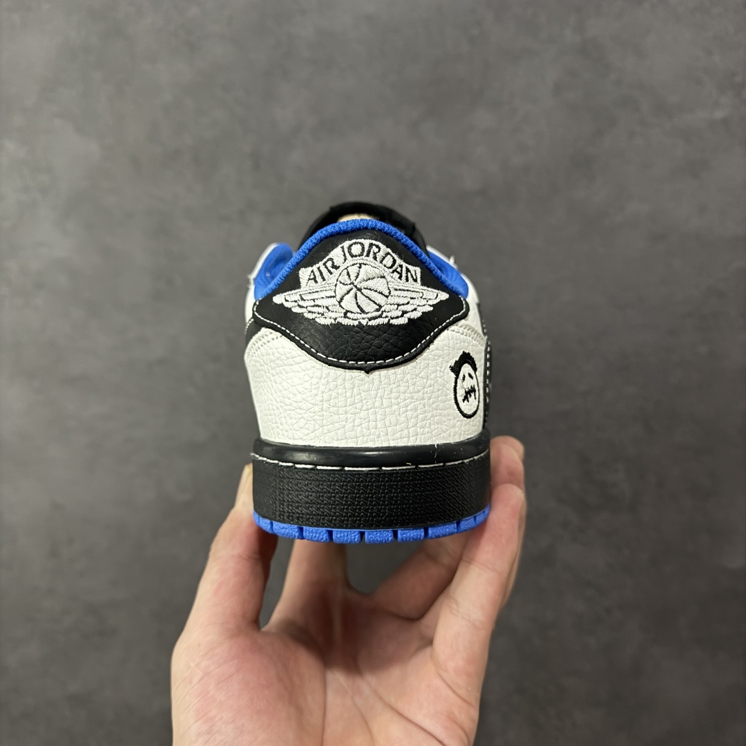图片[4]-【定制版】Travis Scott x Fragment Design x Air Jordan 1 Low OG SP AJ1 乔1联名 蓝底鬼脸 低帮文化休闲板鞋 多方联名合作融合了Travis Scott 独特的音乐风格，藤原浩个性的设计风格以及Jordan品牌的经典元素 使其成为一双具有独特身份和价值的鞋子 清新而立体的外观加上联名标识更突出了其独特身份 这种配色方案显示出活力和时尚感 在视觉上引人注目 鞋身的质感和细腻的细节处理使其显得高端而格调十足 这款“倒钩”联名是设计与创意完美结合 融合多方的个性风格是一款备受瞩目的潮流鞋款 货号：DZ5899-027 尺码：36 36.5 37.5 38 38.5 39 40 40.5 41 42 42.5 43 44 44.5 45-选品中心