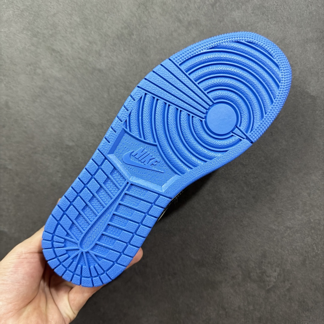 图片[9]-【定制版】Travis Scott x Fragment Design x Air Jordan 1 Low OG SP AJ1 乔1联名 蓝底鬼脸 低帮文化休闲板鞋 多方联名合作融合了Travis Scott 独特的音乐风格，藤原浩个性的设计风格以及Jordan品牌的经典元素 使其成为一双具有独特身份和价值的鞋子 清新而立体的外观加上联名标识更突出了其独特身份 这种配色方案显示出活力和时尚感 在视觉上引人注目 鞋身的质感和细腻的细节处理使其显得高端而格调十足 这款“倒钩”联名是设计与创意完美结合 融合多方的个性风格是一款备受瞩目的潮流鞋款 货号：DZ5899-027 尺码：36 36.5 37.5 38 38.5 39 40 40.5 41 42 42.5 43 44 44.5 45-选品中心