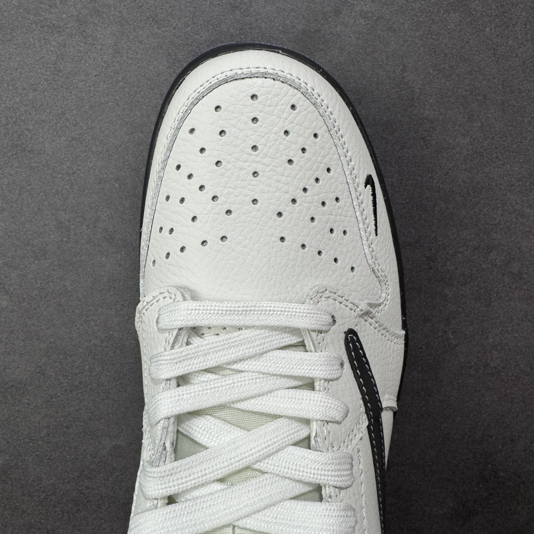 图片[8]-【定制版】Travis Scott x Fragment Design x Air Jordan 1 Low OG SP AJ1 乔1联名 蓝底鬼脸 低帮文化休闲板鞋 多方联名合作融合了Travis Scott 独特的音乐风格，藤原浩个性的设计风格以及Jordan品牌的经典元素 使其成为一双具有独特身份和价值的鞋子 清新而立体的外观加上联名标识更突出了其独特身份 这种配色方案显示出活力和时尚感 在视觉上引人注目 鞋身的质感和细腻的细节处理使其显得高端而格调十足 这款“倒钩”联名是设计与创意完美结合 融合多方的个性风格是一款备受瞩目的潮流鞋款 货号：DZ5899-027 尺码：36 36.5 37.5 38 38.5 39 40 40.5 41 42 42.5 43 44 44.5 45-选品中心