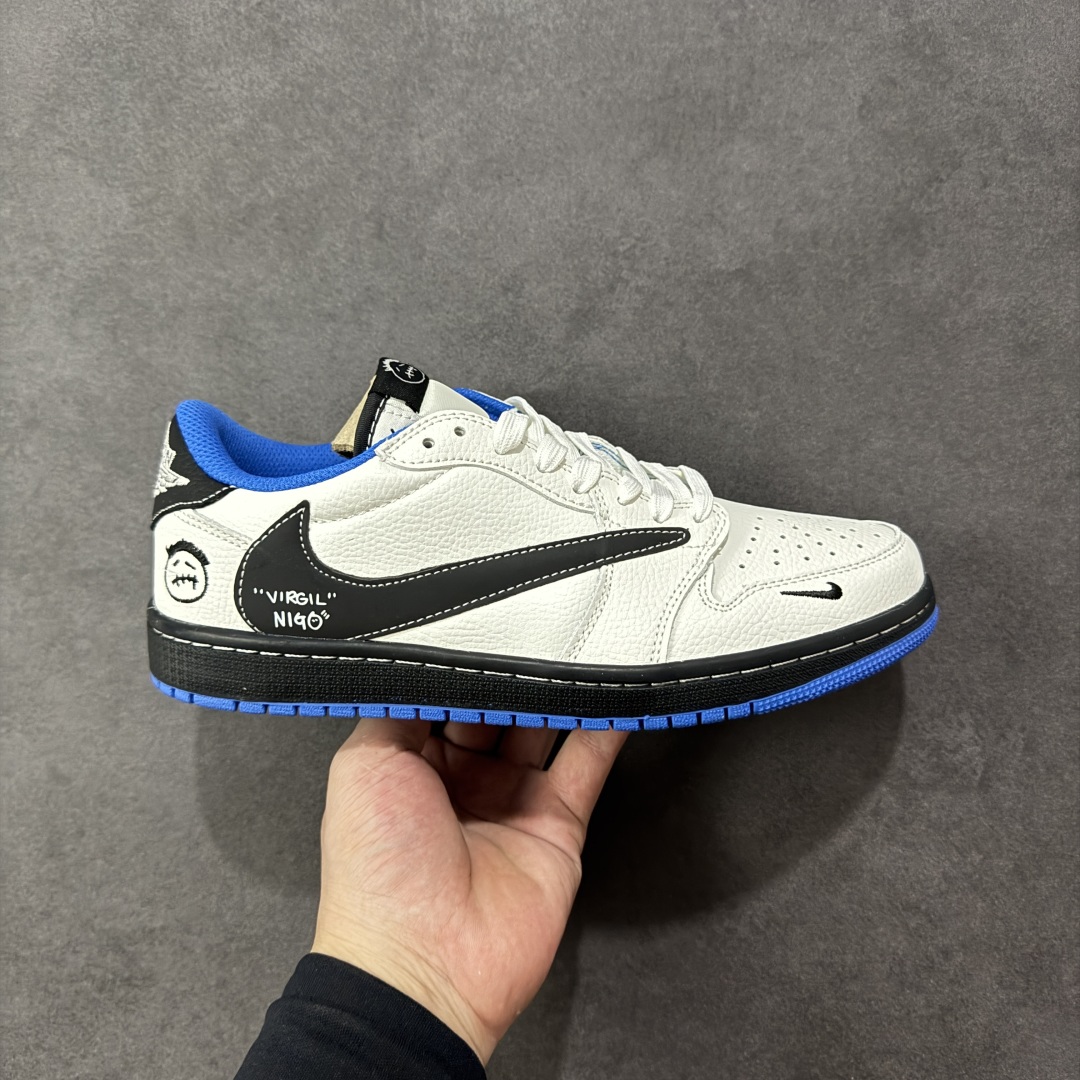 【定制版】Travis Scott x Fragment Design x Air Jordan 1 Low OG SP AJ1 乔1联名 蓝底鬼脸 低帮文化休闲板鞋 多方联名合作融合了Travis Scott 独特的音乐风格,藤原浩个性的设计风格以及Jordan品牌的经典元素 使其成为一双具有独特身份和价值的鞋子 清新而立体的外观加上联名标识更突出了其独特身份 这种配色方案显示出活力和时尚感 在视觉上引人注目 鞋身的质感和细腻的细节处理使其显得高端而格调十足 这款“倒钩”联名是设计与创意完美结合 融合多方的个性风格是一款备受瞩目的潮流鞋款 货号:DZ5899-027 尺码:36 36.5 37.5 38 38.5 39 40 40.5 41 42 42.5 43 44 44.5 45-选品中心