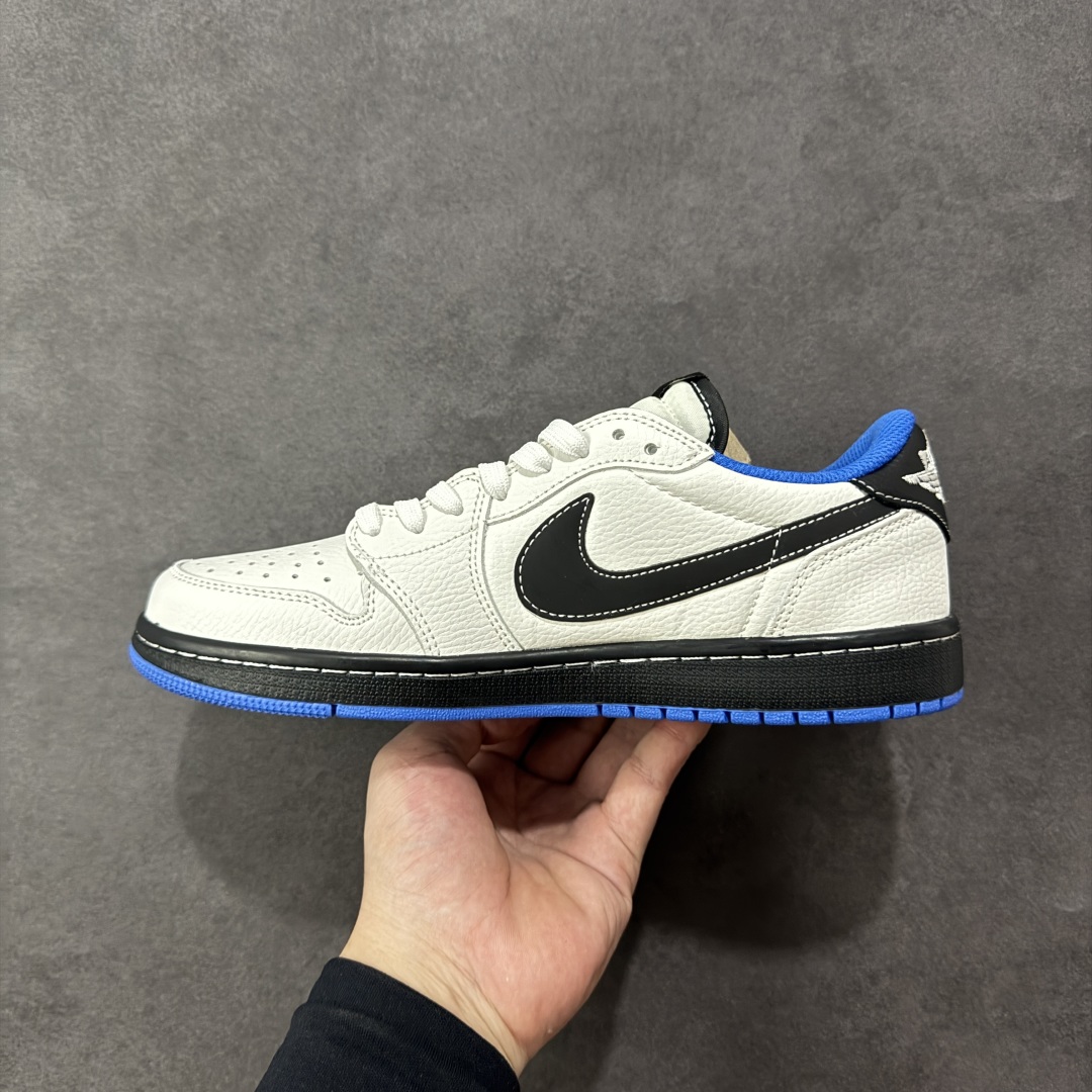 图片[2]-【定制版】Travis Scott x Fragment Design x Air Jordan 1 Low OG SP AJ1 乔1联名 蓝底鬼脸 低帮文化休闲板鞋 多方联名合作融合了Travis Scott 独特的音乐风格，藤原浩个性的设计风格以及Jordan品牌的经典元素 使其成为一双具有独特身份和价值的鞋子 清新而立体的外观加上联名标识更突出了其独特身份 这种配色方案显示出活力和时尚感 在视觉上引人注目 鞋身的质感和细腻的细节处理使其显得高端而格调十足 这款“倒钩”联名是设计与创意完美结合 融合多方的个性风格是一款备受瞩目的潮流鞋款 货号：DZ5899-027 尺码：36 36.5 37.5 38 38.5 39 40 40.5 41 42 42.5 43 44 44.5 45-选品中心