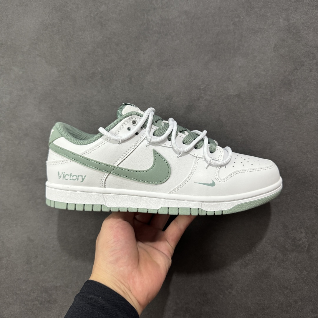 【YC纯原】Nike Dunk Low 雾绿 当伦敦的雾绿漫入街头,以纯净白色为画布,Swoosh、鞋带与鞋底缀入低饱和度的伦敦雾绿,如薄雾萦绕鞋身,自带山间晨雾般的清新高级感。鞋侧“Victory”字样低调点缀,为简约设计注入一丝竞技精神。上脚即破圈,模糊常规与个性的边界,不刻意抢镜,却总在迈步时成为视觉重心。 货号: WG0528-102 尺码: 40 40.5 41 42 42.5 43 44 44.5 45 46-选品中心