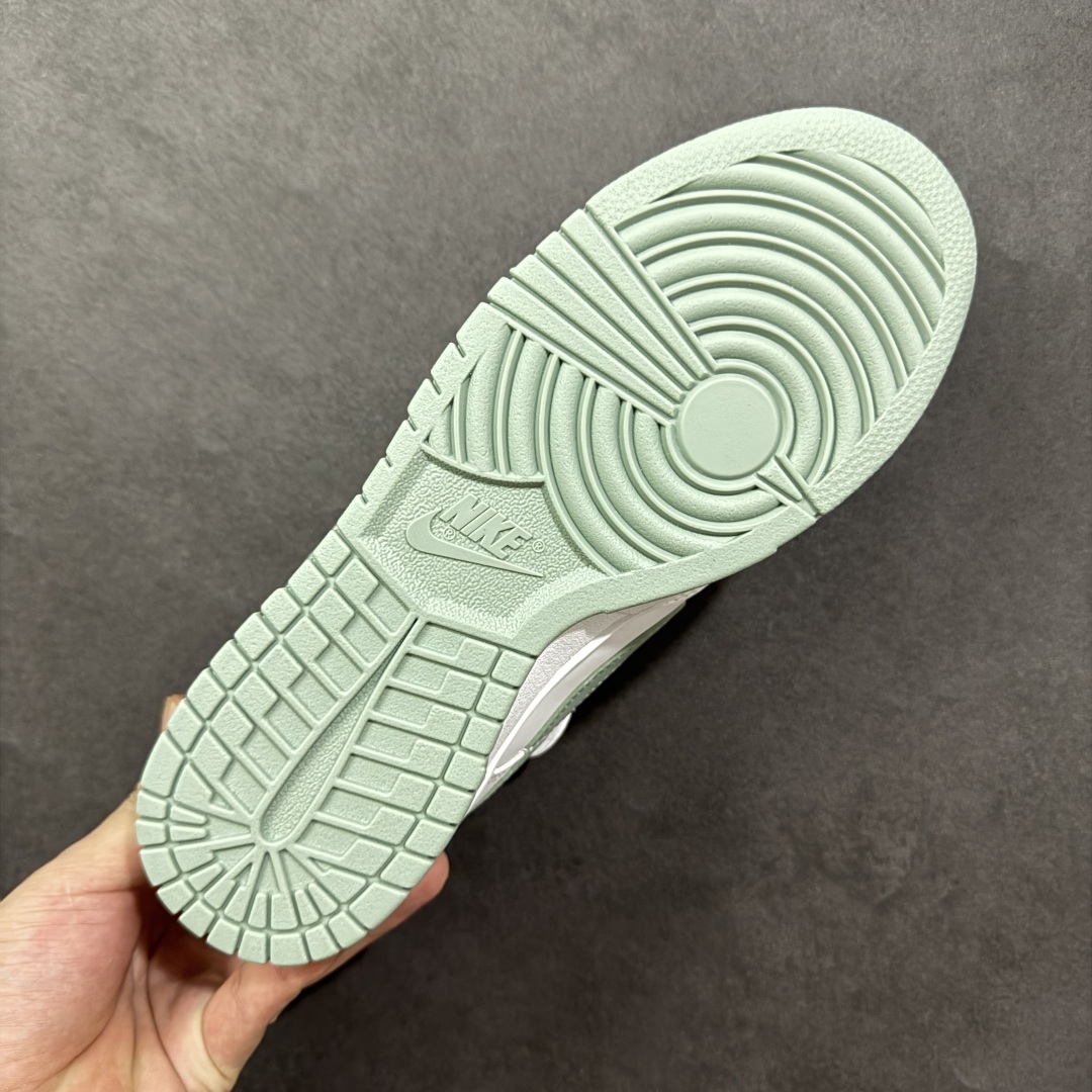 图片[9]-【YC纯原】Nike Dunk Low 雾绿 当伦敦的雾绿漫入街头，以纯净白色为画布，Swoosh、鞋带与鞋底缀入低饱和度的伦敦雾绿，如薄雾萦绕鞋身，自带山间晨雾般的清新高级感。鞋侧“Victory”字样低调点缀，为简约设计注入一丝竞技精神。上脚即破圈，模糊常规与个性的边界，不刻意抢镜，却总在迈步时成为视觉重心。 货号： WG0528-102 尺码： 40 40.5 41 42 42.5 43 44 44.5 45 46-选品中心