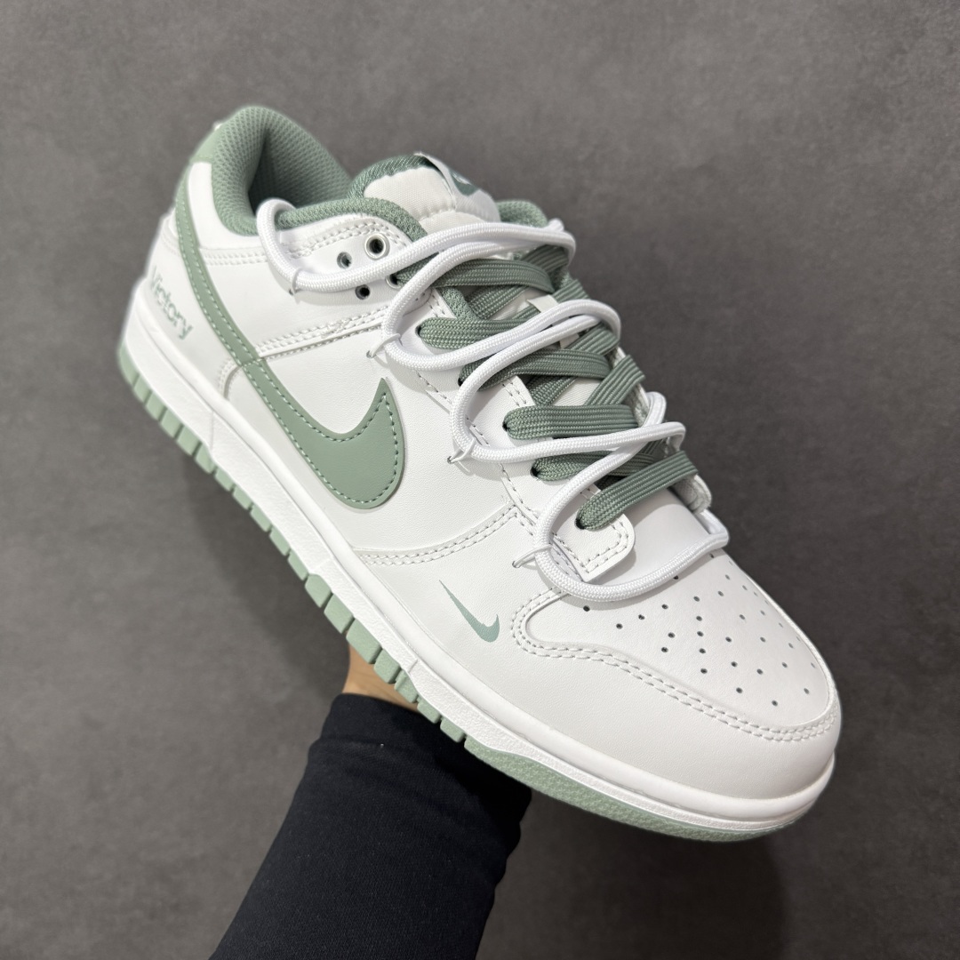图片[3]-【YC纯原】Nike Dunk Low 雾绿 当伦敦的雾绿漫入街头，以纯净白色为画布，Swoosh、鞋带与鞋底缀入低饱和度的伦敦雾绿，如薄雾萦绕鞋身，自带山间晨雾般的清新高级感。鞋侧“Victory”字样低调点缀，为简约设计注入一丝竞技精神。上脚即破圈，模糊常规与个性的边界，不刻意抢镜，却总在迈步时成为视觉重心。 货号： WG0528-102 尺码： 40 40.5 41 42 42.5 43 44 44.5 45 46-选品中心