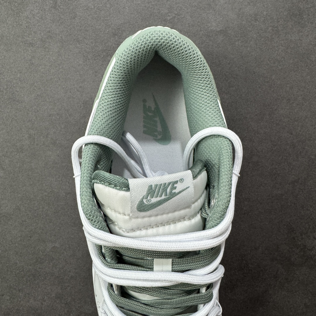 图片[7]-【YC纯原】Nike Dunk Low 雾绿 当伦敦的雾绿漫入街头，以纯净白色为画布，Swoosh、鞋带与鞋底缀入低饱和度的伦敦雾绿，如薄雾萦绕鞋身，自带山间晨雾般的清新高级感。鞋侧“Victory”字样低调点缀，为简约设计注入一丝竞技精神。上脚即破圈，模糊常规与个性的边界，不刻意抢镜，却总在迈步时成为视觉重心。 货号： WG0528-102 尺码： 40 40.5 41 42 42.5 43 44 44.5 45 46-选品中心