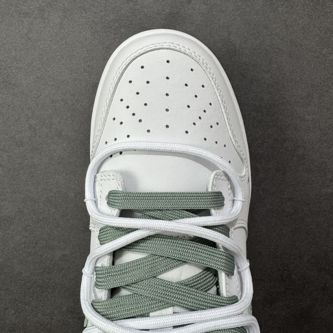 图片[8]-【YC纯原】Nike Dunk Low 雾绿 当伦敦的雾绿漫入街头，以纯净白色为画布，Swoosh、鞋带与鞋底缀入低饱和度的伦敦雾绿，如薄雾萦绕鞋身，自带山间晨雾般的清新高级感。鞋侧“Victory”字样低调点缀，为简约设计注入一丝竞技精神。上脚即破圈，模糊常规与个性的边界，不刻意抢镜，却总在迈步时成为视觉重心。 货号： WG0528-102 尺码： 40 40.5 41 42 42.5 43 44 44.5 45 46-选品中心