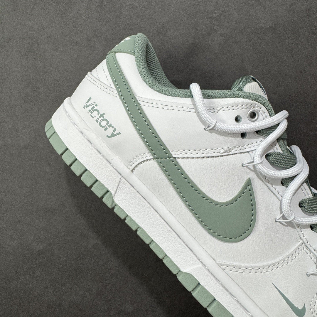 图片[6]-【YC纯原】Nike Dunk Low 雾绿 当伦敦的雾绿漫入街头，以纯净白色为画布，Swoosh、鞋带与鞋底缀入低饱和度的伦敦雾绿，如薄雾萦绕鞋身，自带山间晨雾般的清新高级感。鞋侧“Victory”字样低调点缀，为简约设计注入一丝竞技精神。上脚即破圈，模糊常规与个性的边界，不刻意抢镜，却总在迈步时成为视觉重心。 货号： WG0528-102 尺码： 40 40.5 41 42 42.5 43 44 44.5 45 46-选品中心