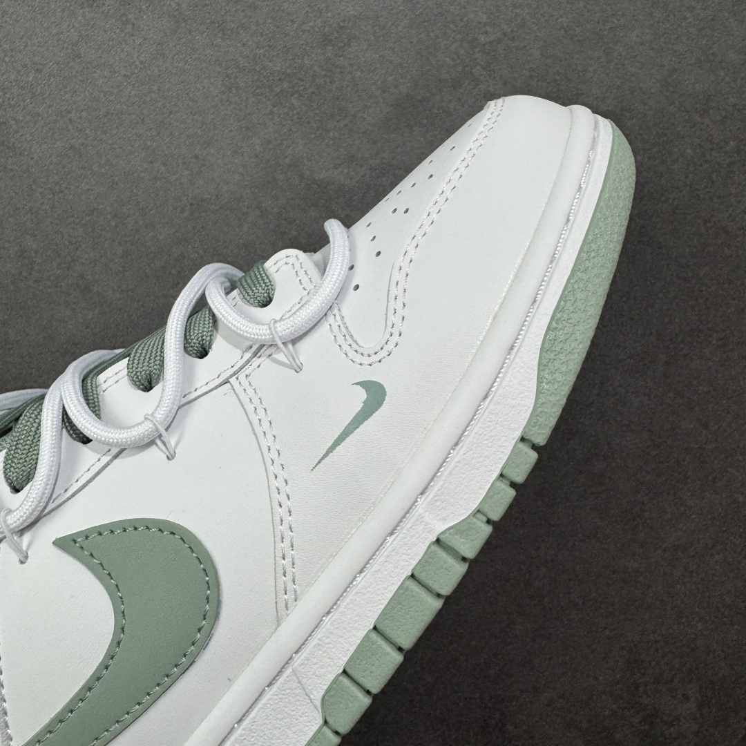 图片[5]-【YC纯原】Nike Dunk Low 雾绿 当伦敦的雾绿漫入街头，以纯净白色为画布，Swoosh、鞋带与鞋底缀入低饱和度的伦敦雾绿，如薄雾萦绕鞋身，自带山间晨雾般的清新高级感。鞋侧“Victory”字样低调点缀，为简约设计注入一丝竞技精神。上脚即破圈，模糊常规与个性的边界，不刻意抢镜，却总在迈步时成为视觉重心。 货号： WG0528-102 尺码： 40 40.5 41 42 42.5 43 44 44.5 45 46-选品中心