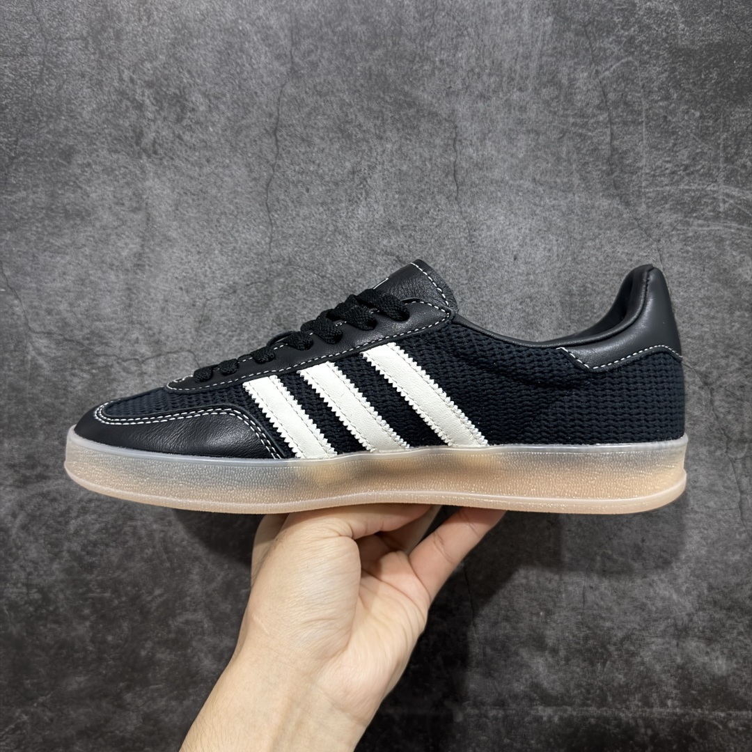 图片[2]-【XC/T版】Adidas Originals Gazelle Indoor 防滑低帮T头德训鞋 GZ复古系列 黑白针织拼接 JQ7084 纯原大厂出货💪🏻全新同步官方大字体烫金 针织材料拼接软头层 区别市场普通版本 完美还原zp细节‼️全鞋原材料打造，无任何色差，正确鞋型，后跟港宝材料定型，正确微透生胶大底，反口内里头层细腻小牛皮，纸板中底 鞋垫背胶，侧面正确烫金压印字母，所有细节完美还原‼️ 尺码：35.5 36 36.5 37 38 38.5 39 40 40.5 41 42 42.5 43 44 44.5 45-选品中心