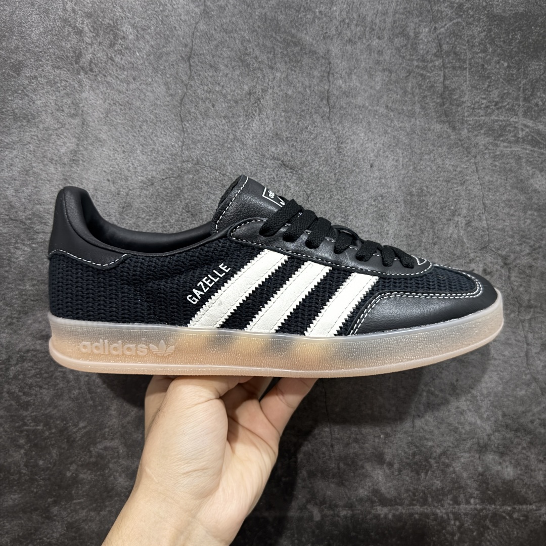 【XC/T版】Adidas Originals Gazelle Indoor 防滑低帮T头德训鞋 GZ复古系列 黑白针织拼接 JQ7084 纯原大厂出货💪🏻全新同步官方大字体烫金 针织材料拼接软头层 区别市场普通版本 完美还原zp细节‼️全鞋原材料打造,无任何色差,正确鞋型,后跟港宝材料定型,正确微透生胶大底,反口内里头层细腻小牛皮,纸板中底 鞋垫背胶,侧面正确烫金压印字母,所有细节完美还原‼️ 尺码:35.5 36 36.5 37 38 38.5 39 40 40.5 41 42 42.5 43 44 44.5 45-选品中心