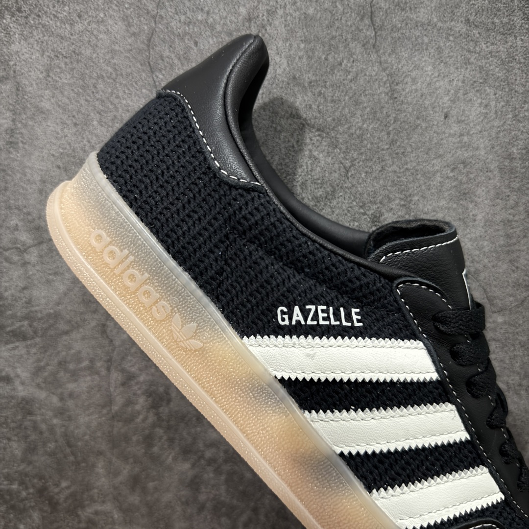 图片[7]-【XC/T版】Adidas Originals Gazelle Indoor 防滑低帮T头德训鞋 GZ复古系列 黑白针织拼接 JQ7084 纯原大厂出货💪🏻全新同步官方大字体烫金 针织材料拼接软头层 区别市场普通版本 完美还原zp细节‼️全鞋原材料打造，无任何色差，正确鞋型，后跟港宝材料定型，正确微透生胶大底，反口内里头层细腻小牛皮，纸板中底 鞋垫背胶，侧面正确烫金压印字母，所有细节完美还原‼️ 尺码：35.5 36 36.5 37 38 38.5 39 40 40.5 41 42 42.5 43 44 44.5 45-选品中心