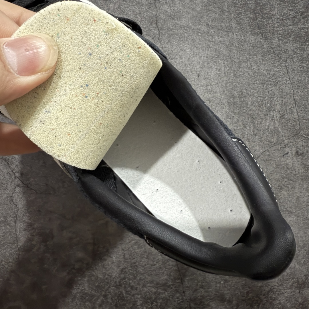 图片[9]-【XC/T版】Adidas Originals Gazelle Indoor 防滑低帮T头德训鞋 GZ复古系列 黑白针织拼接 JQ7084 纯原大厂出货💪🏻全新同步官方大字体烫金 针织材料拼接软头层 区别市场普通版本 完美还原zp细节‼️全鞋原材料打造，无任何色差，正确鞋型，后跟港宝材料定型，正确微透生胶大底，反口内里头层细腻小牛皮，纸板中底 鞋垫背胶，侧面正确烫金压印字母，所有细节完美还原‼️ 尺码：35.5 36 36.5 37 38 38.5 39 40 40.5 41 42 42.5 43 44 44.5 45-选品中心