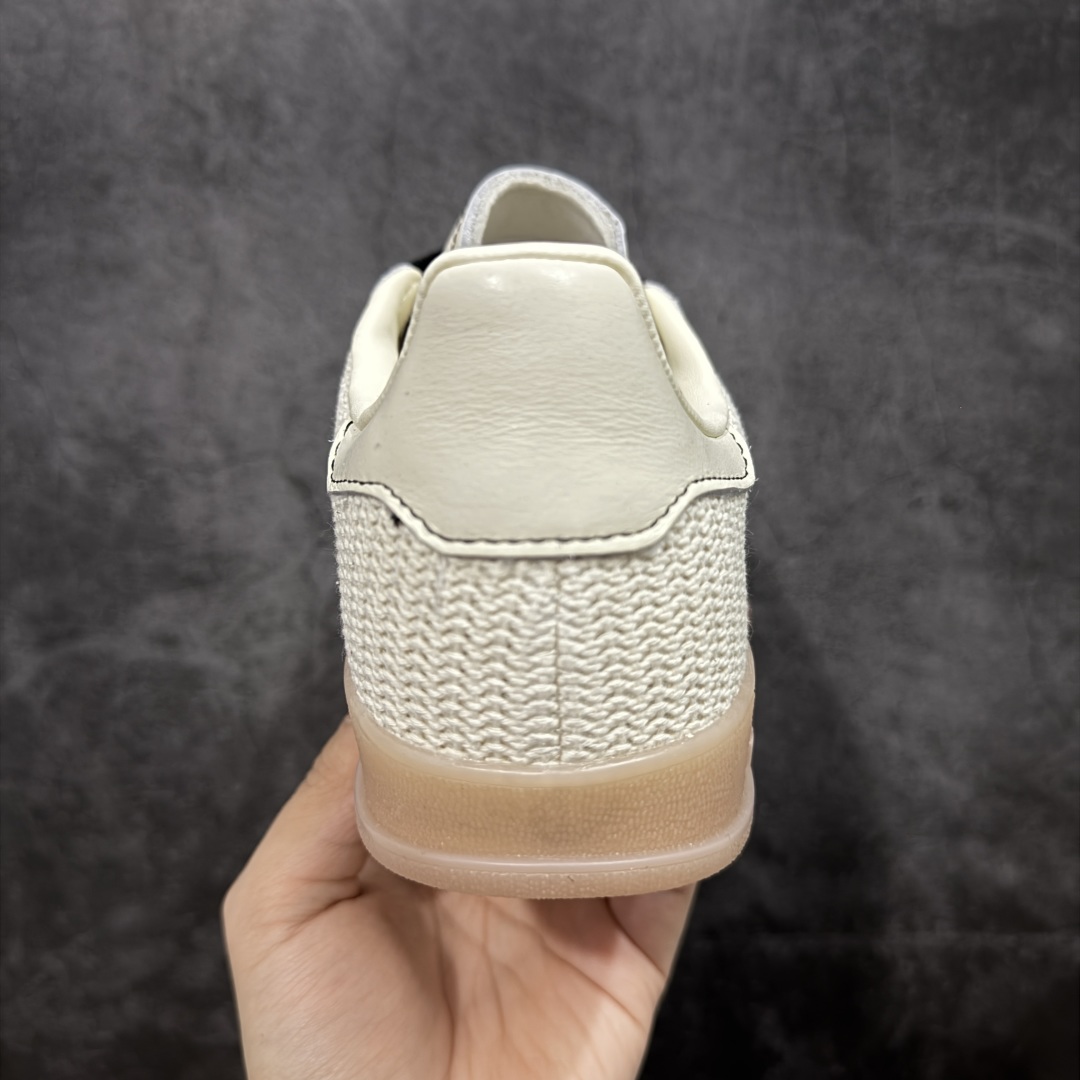 图片[4]-【XC/T版】Adidas Originals Gazelle Indoor 防滑低帮T头德训鞋 GZ复古系列 米白黑针织拼接 JQ7083 纯原大厂出货💪🏻全新同步官方大字体烫金 针织材料拼接软头层 区别市场普通版本 完美还原zp细节‼️全鞋原材料打造，无任何色差，正确鞋型，后跟港宝材料定型，正确微透生胶大底，反口内里头层细腻小牛皮，纸板中底 鞋垫背胶，侧面正确烫金压印字母，所有细节完美还原‼️ 尺码：35.5 36 36.5 37 38 38.5 39 40 40.5 41 42 42.5 43 44 44.5 45-选品中心
