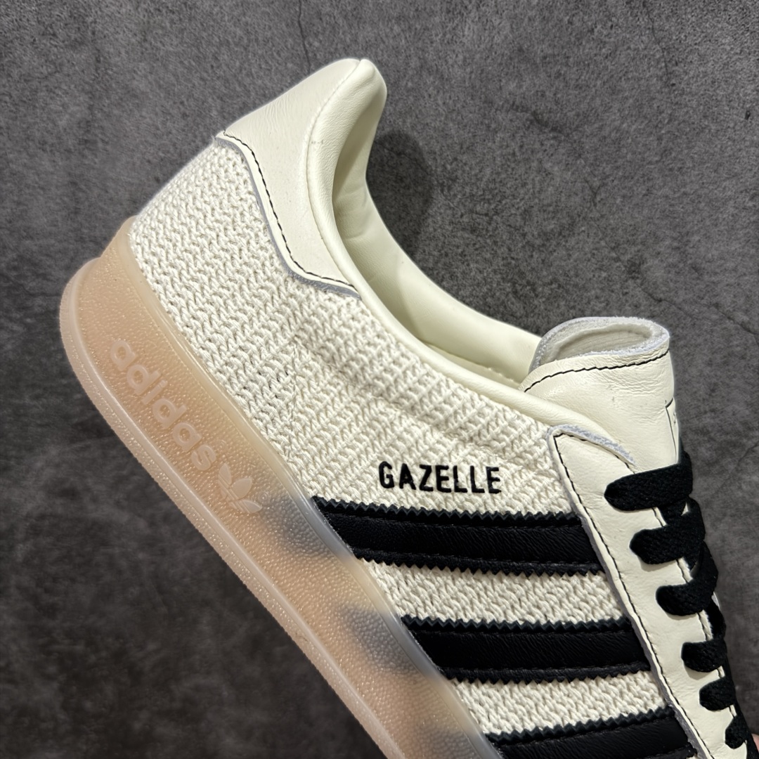 图片[7]-【XC/T版】Adidas Originals Gazelle Indoor 防滑低帮T头德训鞋 GZ复古系列 米白黑针织拼接 JQ7083 纯原大厂出货💪🏻全新同步官方大字体烫金 针织材料拼接软头层 区别市场普通版本 完美还原zp细节‼️全鞋原材料打造，无任何色差，正确鞋型，后跟港宝材料定型，正确微透生胶大底，反口内里头层细腻小牛皮，纸板中底 鞋垫背胶，侧面正确烫金压印字母，所有细节完美还原‼️ 尺码：35.5 36 36.5 37 38 38.5 39 40 40.5 41 42 42.5 43 44 44.5 45-选品中心